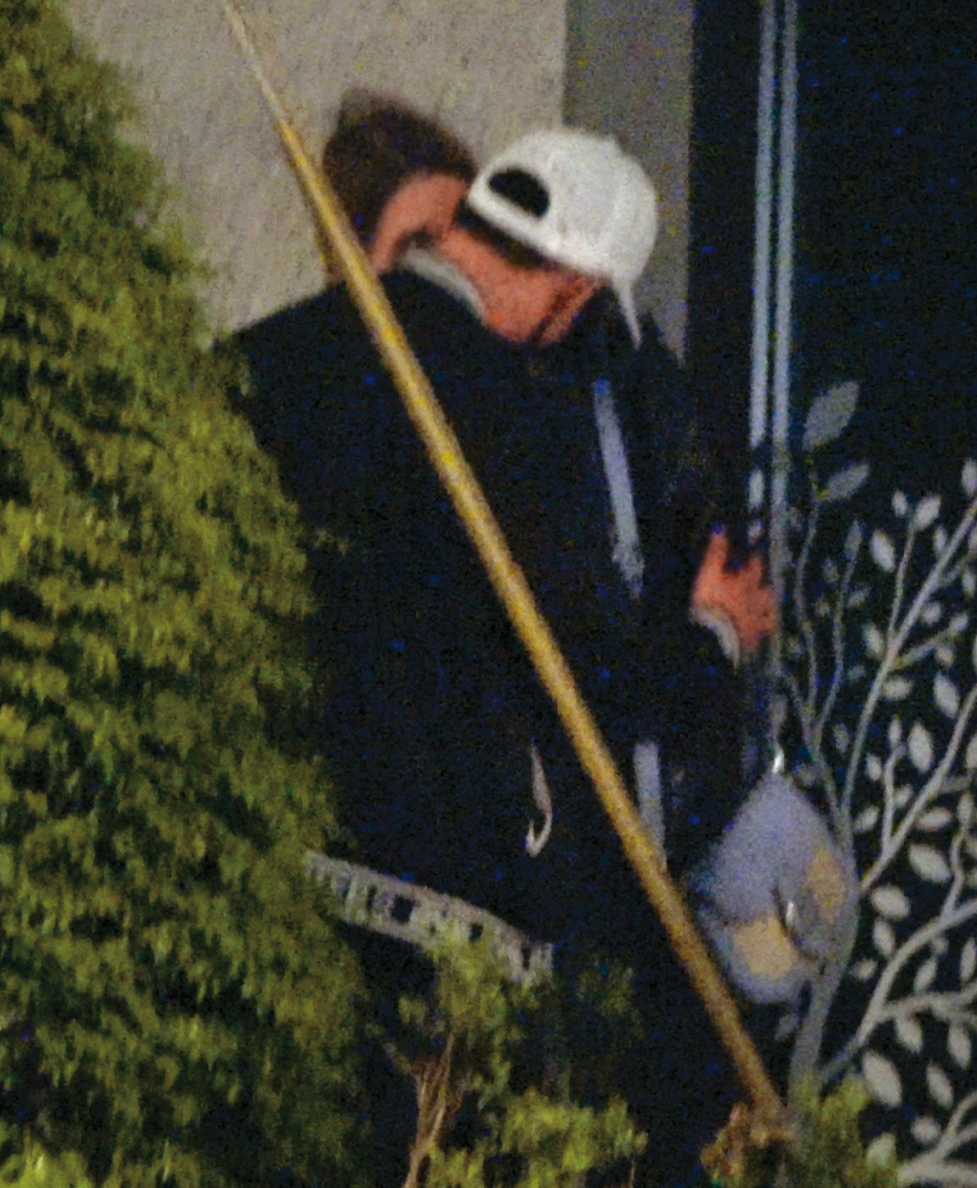 周孝安還未公布離婚前,就被本刊直擊和洋妞在路邊手來腳來,甚至被抓「小小安」。