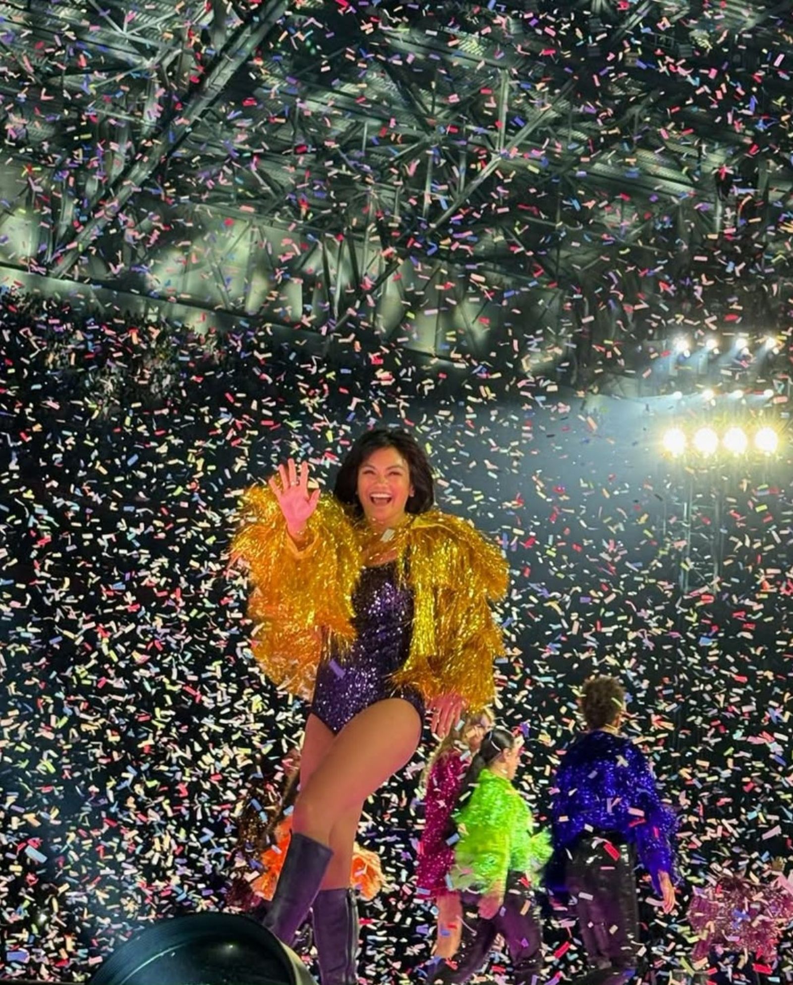 演唱會尾聲時，舞台灑下繽紛彩帶，Karen與舞團夥伴在歡呼聲中向觀眾揮手致意。（翻攝IG／＠karenschuang）