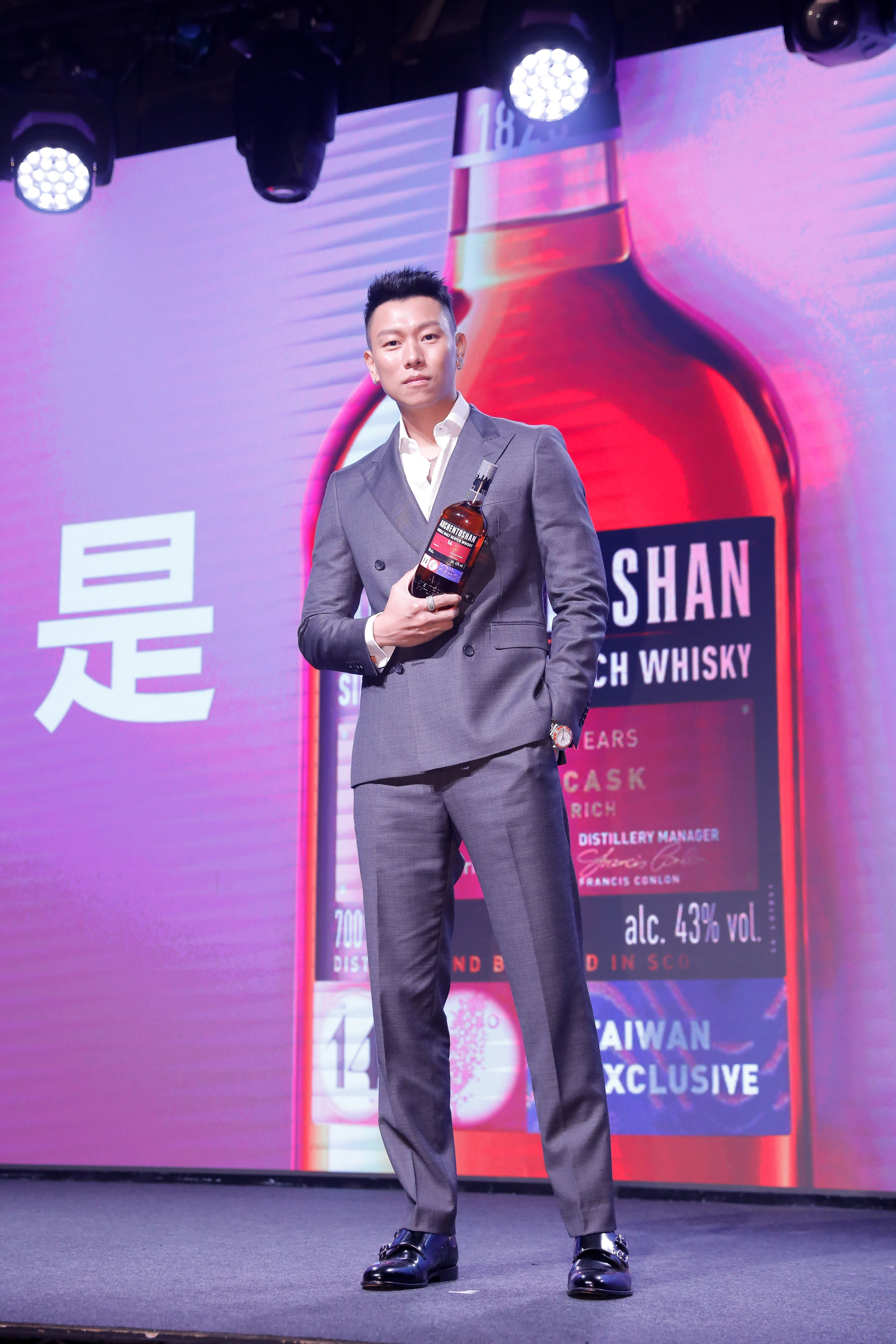 瘦子E.SO分享自己的酒量,「一晚可以喝完一支。」