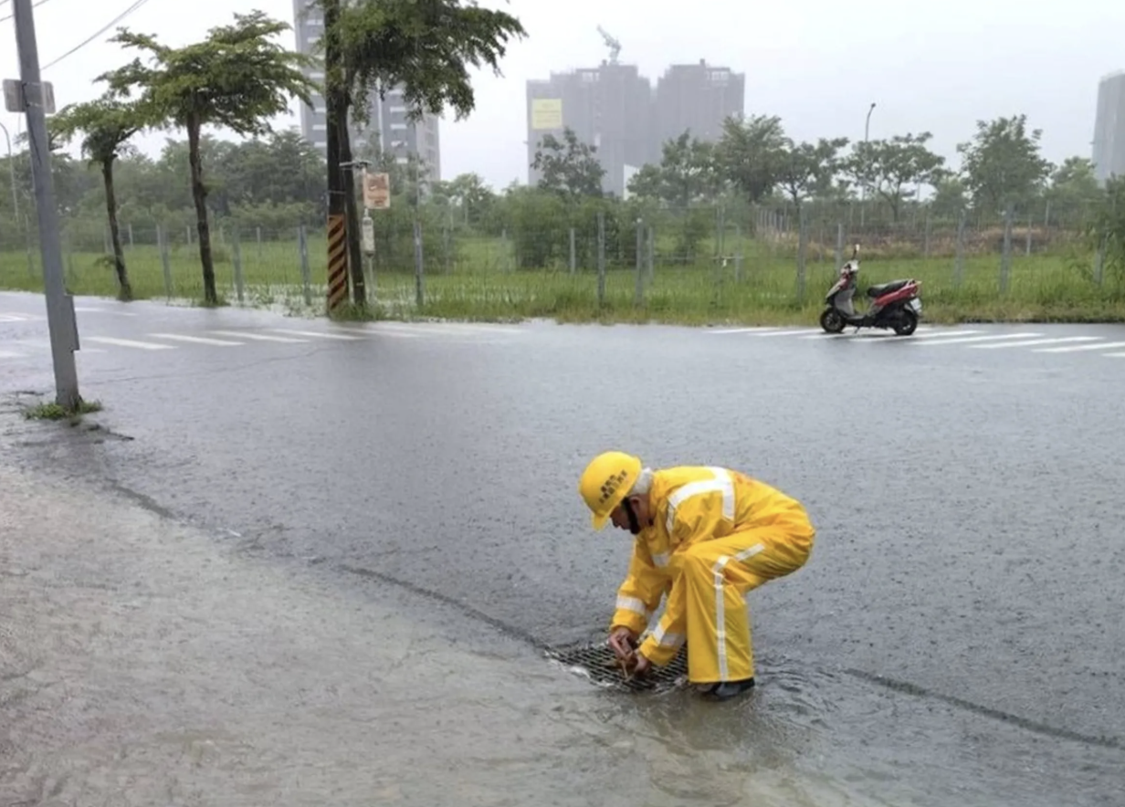 受豪大雨影響,台鐵公司宣布24日中午12時前,南迴線及台東線部分對號列車停駛,其餘路線多數正常行駛。(水利署提供)