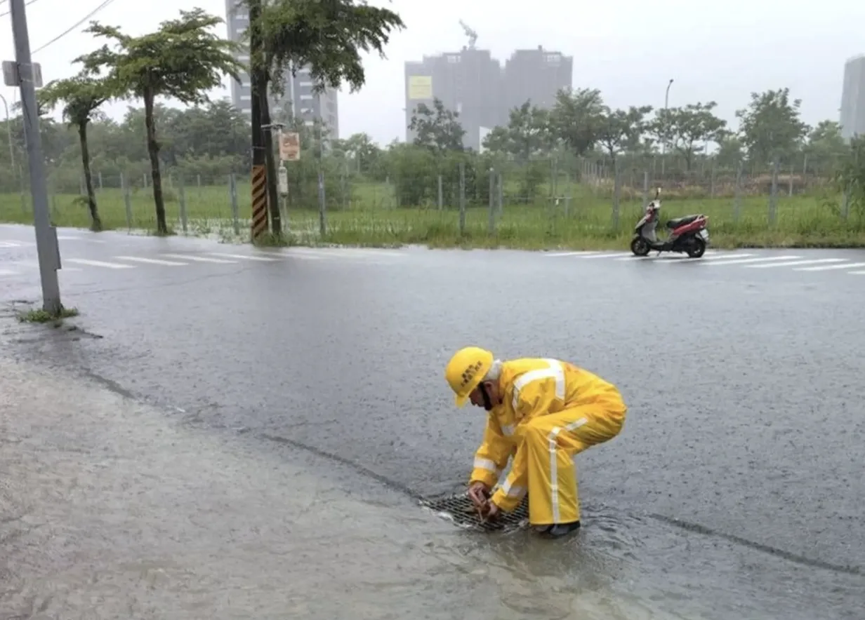 受豪大雨影響，台鐵公司宣布24日中午12時前，南迴線及台東線部分對號列車停駛，其餘路線多數正常行駛。（水利署提供）