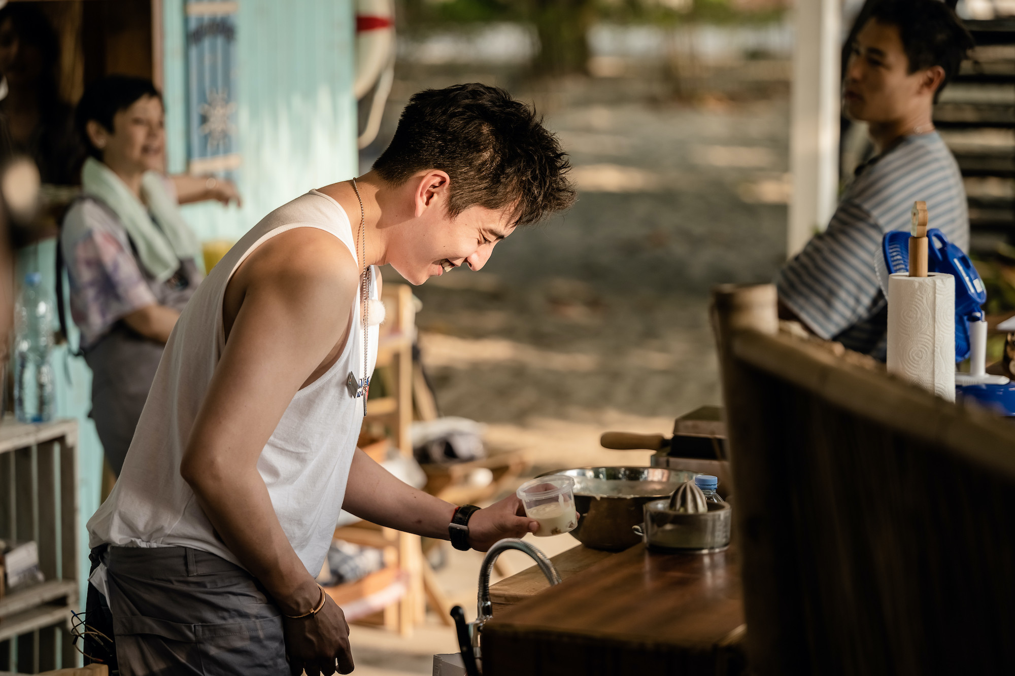 王大陸（前）在《艾嘉食堂》中擔任外場兼製做飲料。（泰坦星文創提供）