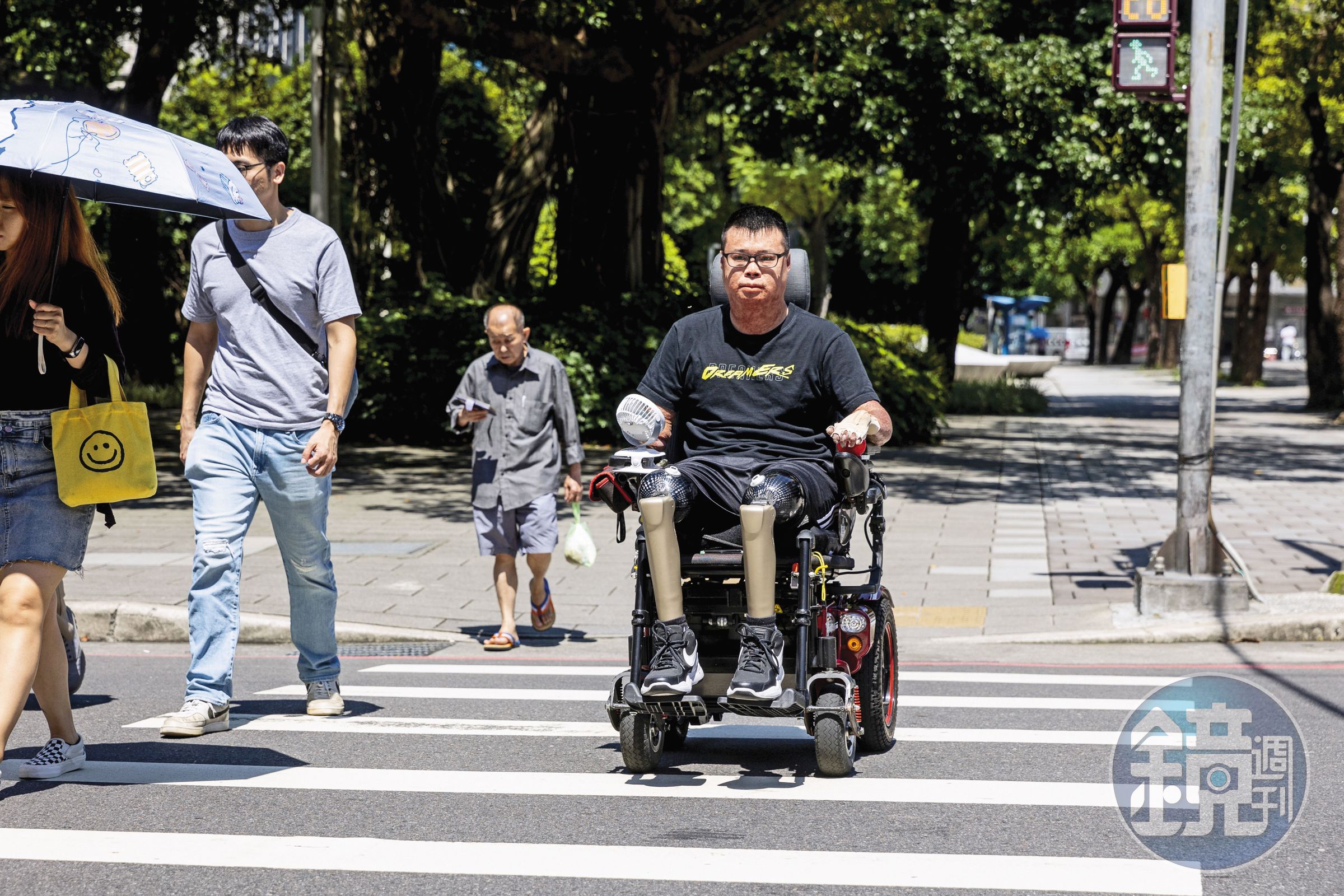 黃博煒日常移動都靠電動輪椅，為了多走出戶外，沒下雨時他說絕不叫外送。