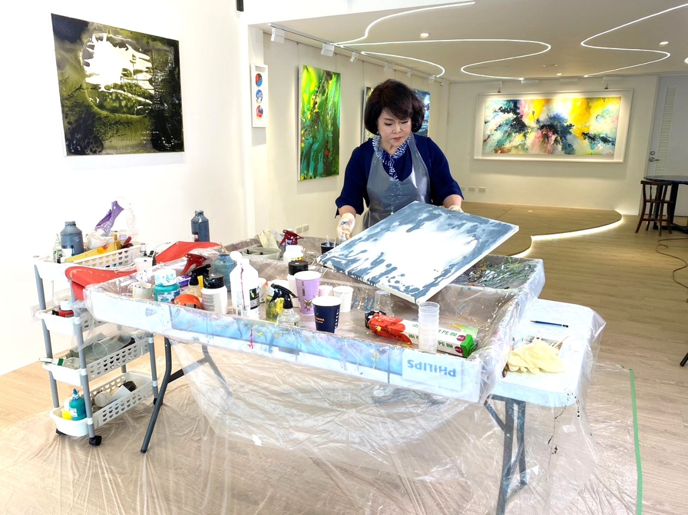 謝麗美女士現場展現瞬間流創作,以震後重生為靈感,繪出充滿生命力的畫作,長時間的創作過程其實相當耗費體力,但她樂此不疲沉醉其中。