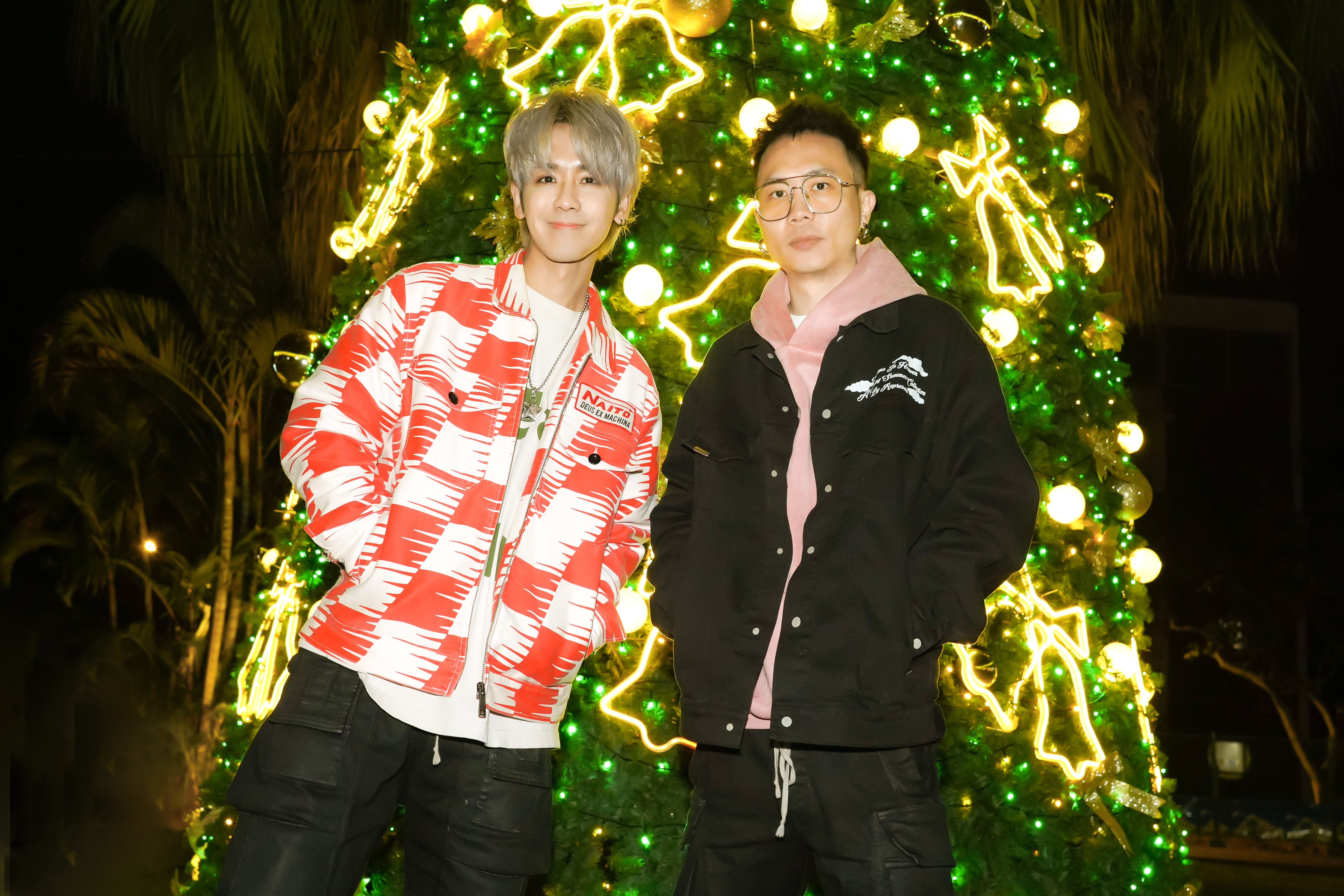 限定團體GX鼓鼓呂思緯與蕭秉治重返輔大開唱,在耶誕樹前合照留念。(相信音樂提供)
