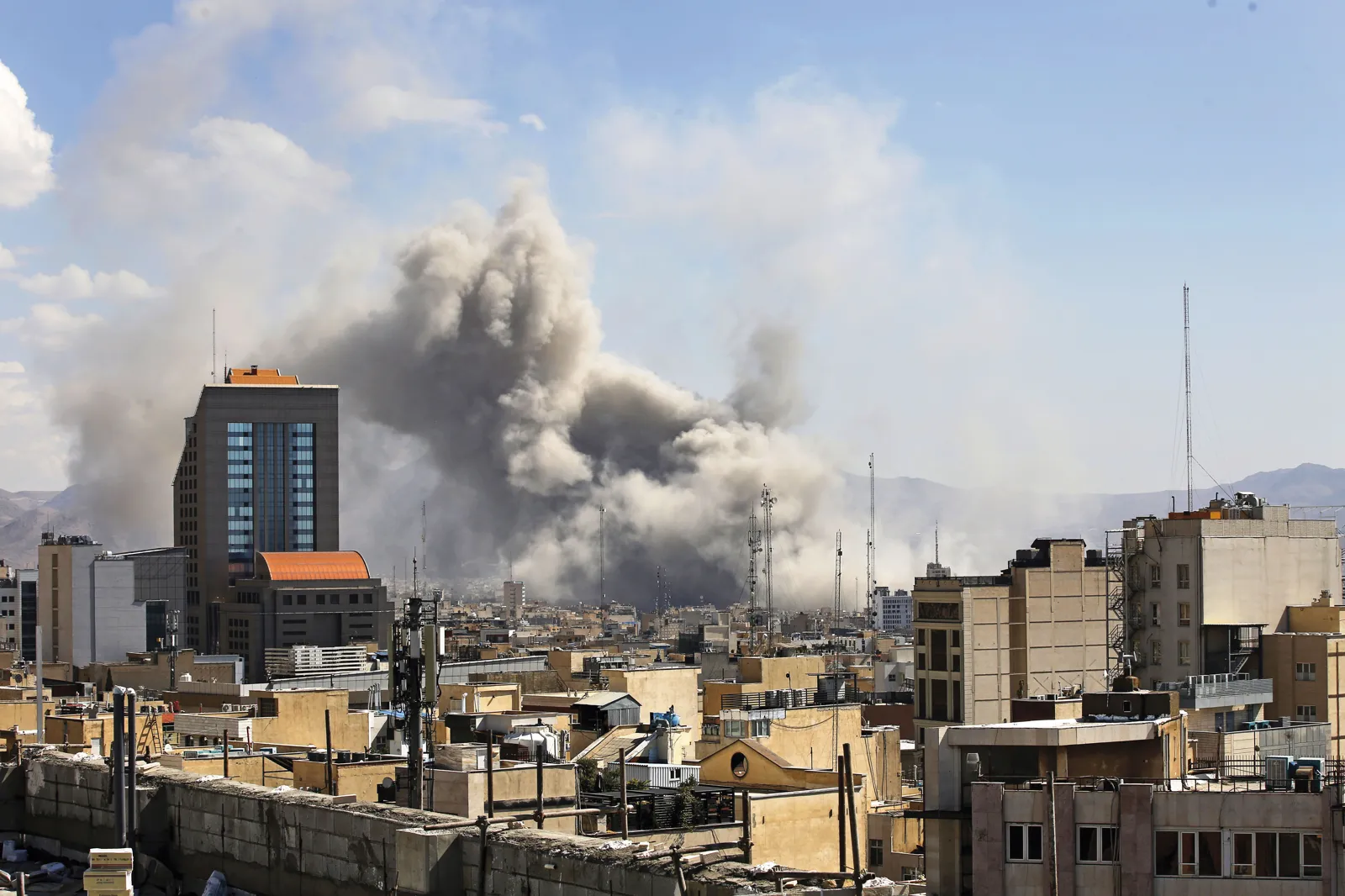 美以聯軍對伊朗發動攻擊，伊朗首都德黑蘭遭遇空襲。（取自東方IC）