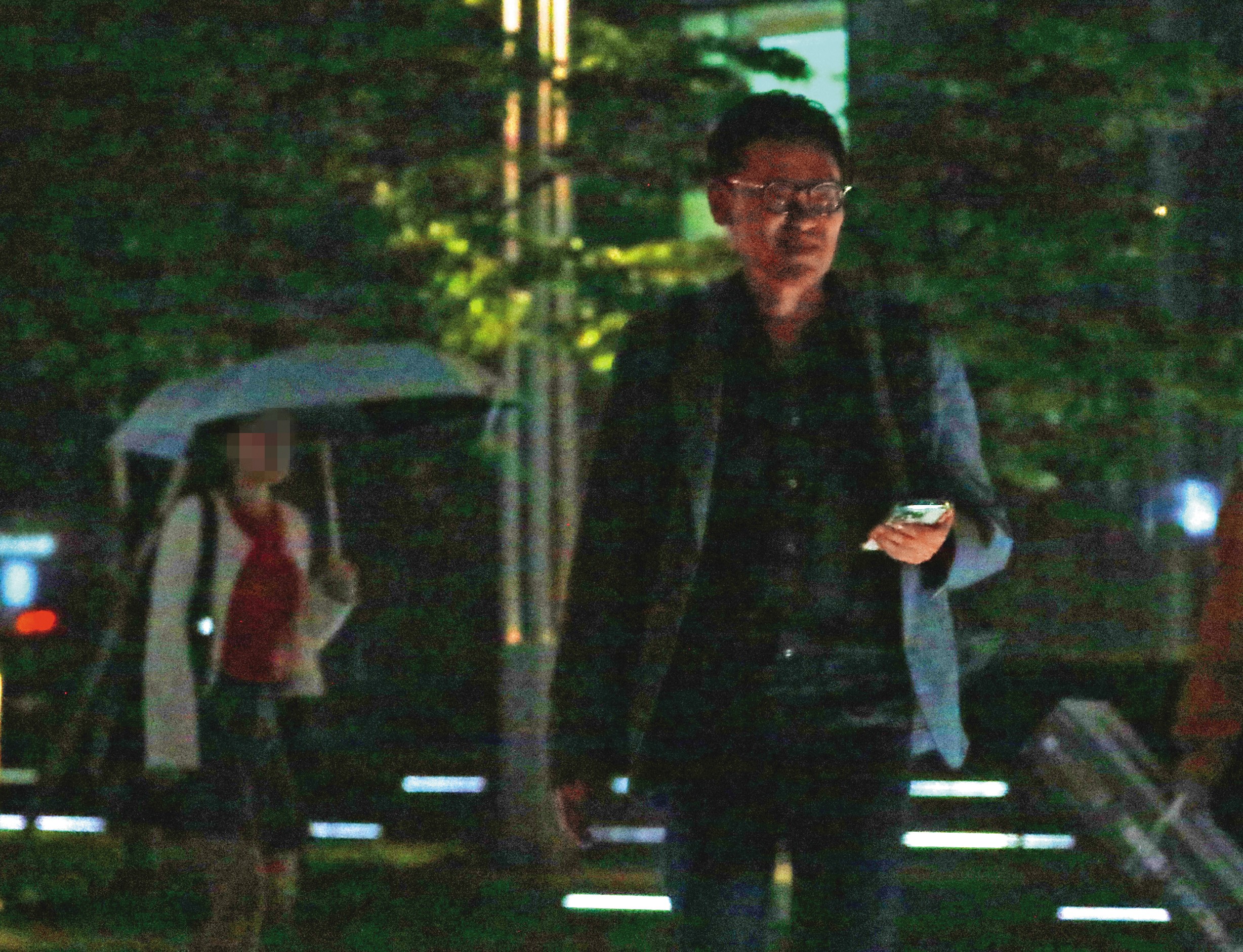 4/30，20：28，這天張軒銘離開公司後，搭計程車前往餐廳與吳女共進晚餐。