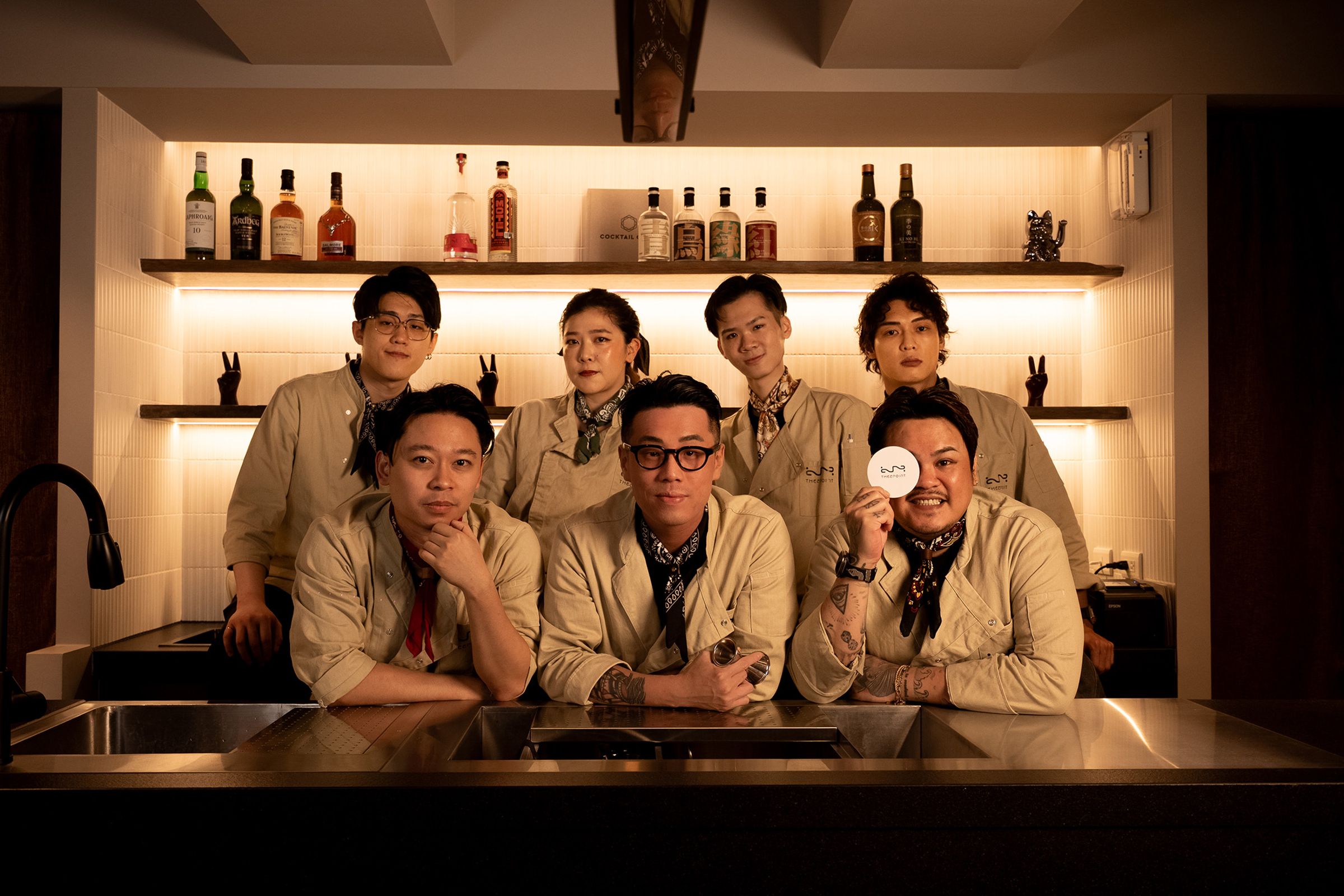 創辦人陳昱安（前排中）返台後打造The 2 Point，他與團隊一起把酒吧打造成客人能自然交流的平台，而不只是喝酒的地方。（The 2 Point提供）