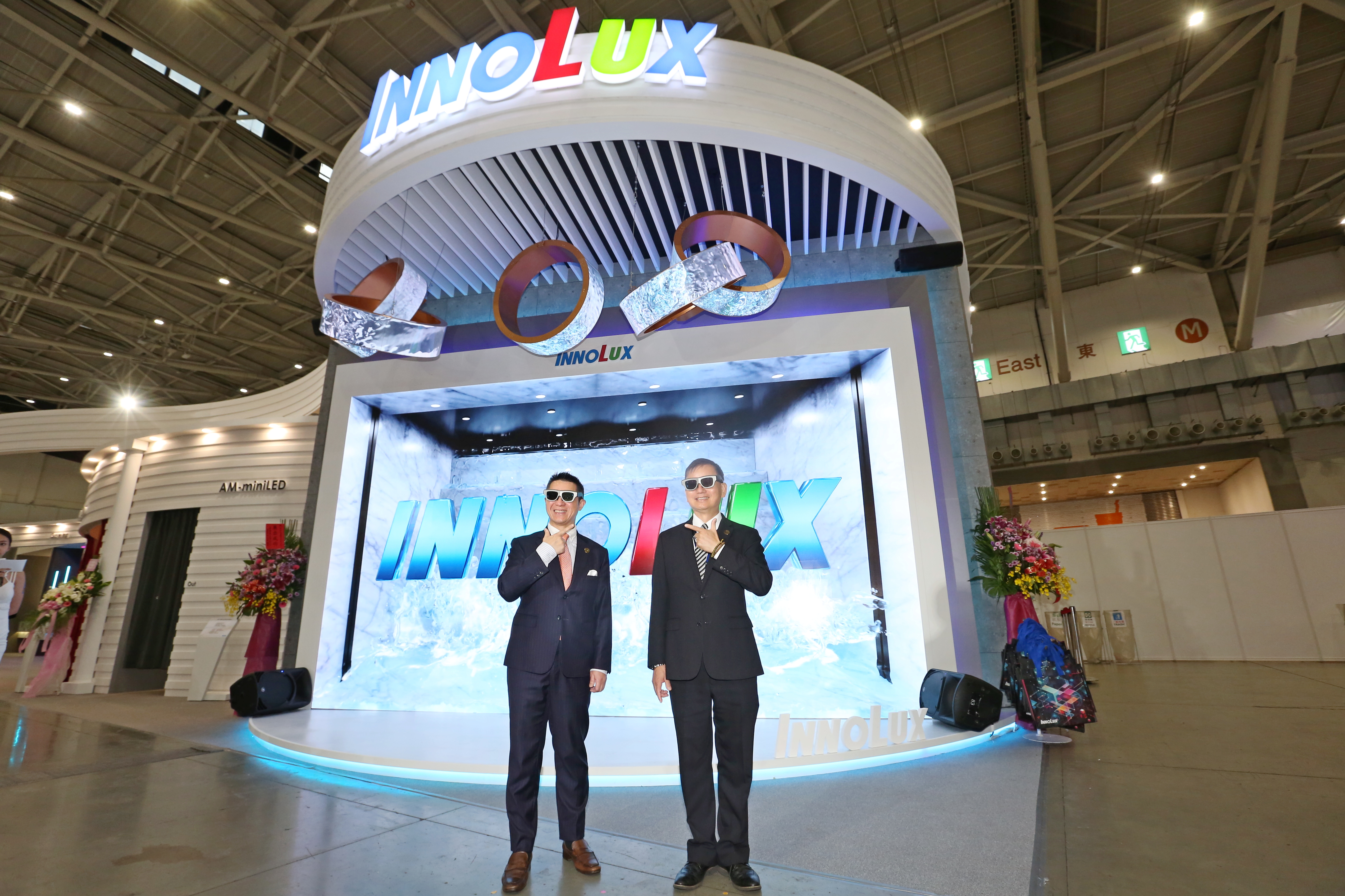 群創看好今年面板景氣發展，並提出大尺寸電視、車用與AI筆電三大成長動能可望讓面板產業自谷底回升。左起群創董事長洪進揚、總經理楊柱祥。