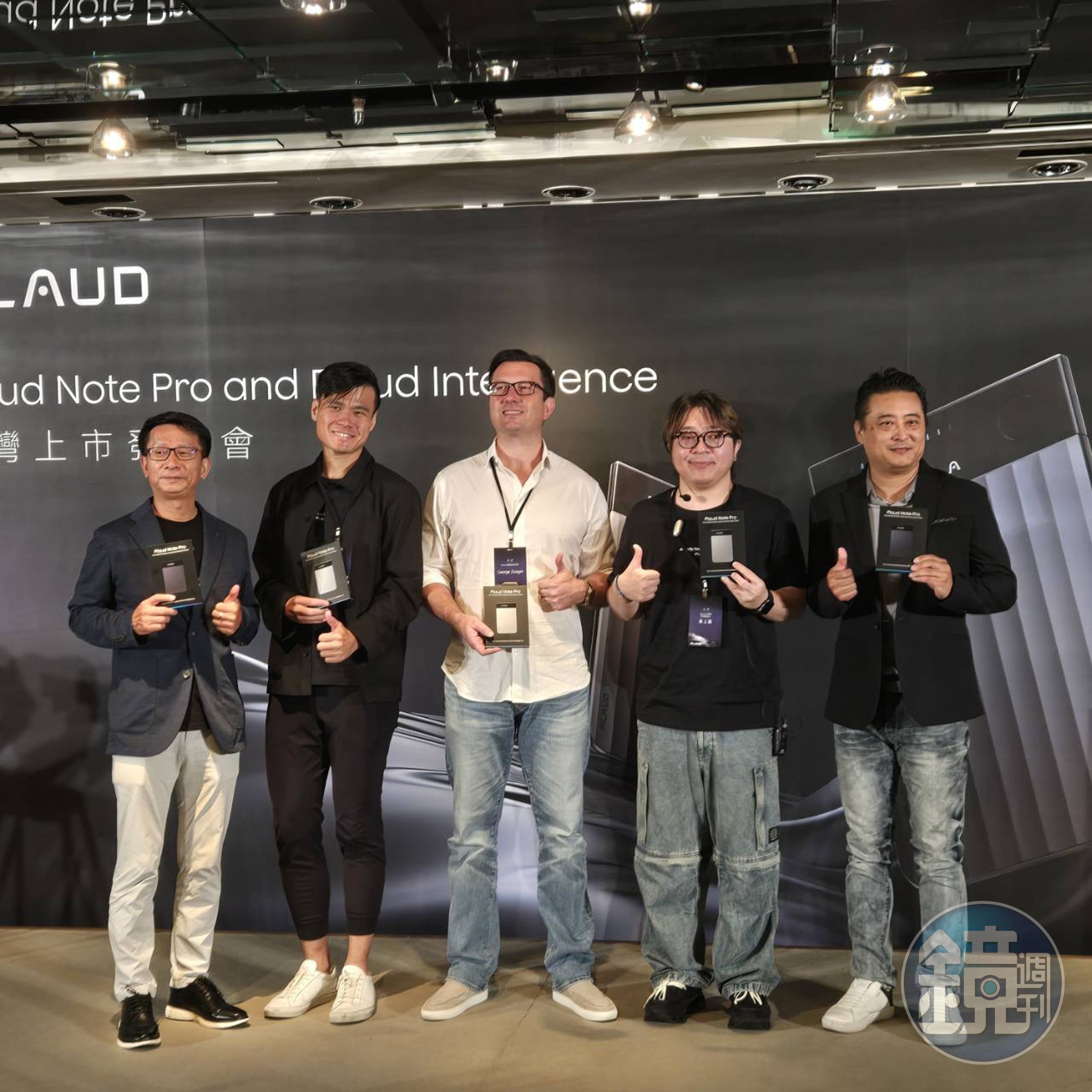 全球首款人類與AI即時協作的AI智慧筆記產品Plaud Note Pro在台上市。(由左至右分別為先創國際總經理陳銘輝、Plaud 產品行銷與整合行銷負責人J. J. Kwan 、Plaud財務長喬治.茲維亞金、Plaud 台灣區市場負責人黃上嘉、先創國際採購部資深協理石秉鈞)