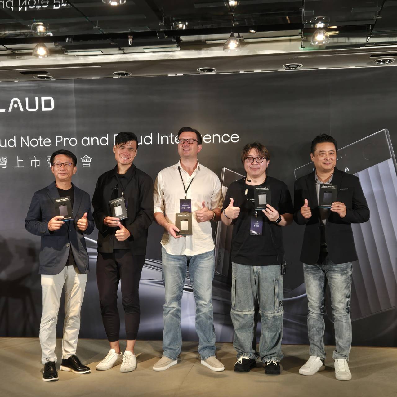 全球首款人類與AI即時協作的AI智慧筆記產品Plaud Note Pro在台上市。(由左至右分別為先創國際總經理陳銘輝、Plaud 產品行銷與整合行銷負責人J. J. Kwan 、Plaud財務長喬治.茲維亞金、Plaud 台灣區市場負責人黃上嘉、先創國際採購部資深協理石秉鈞)
