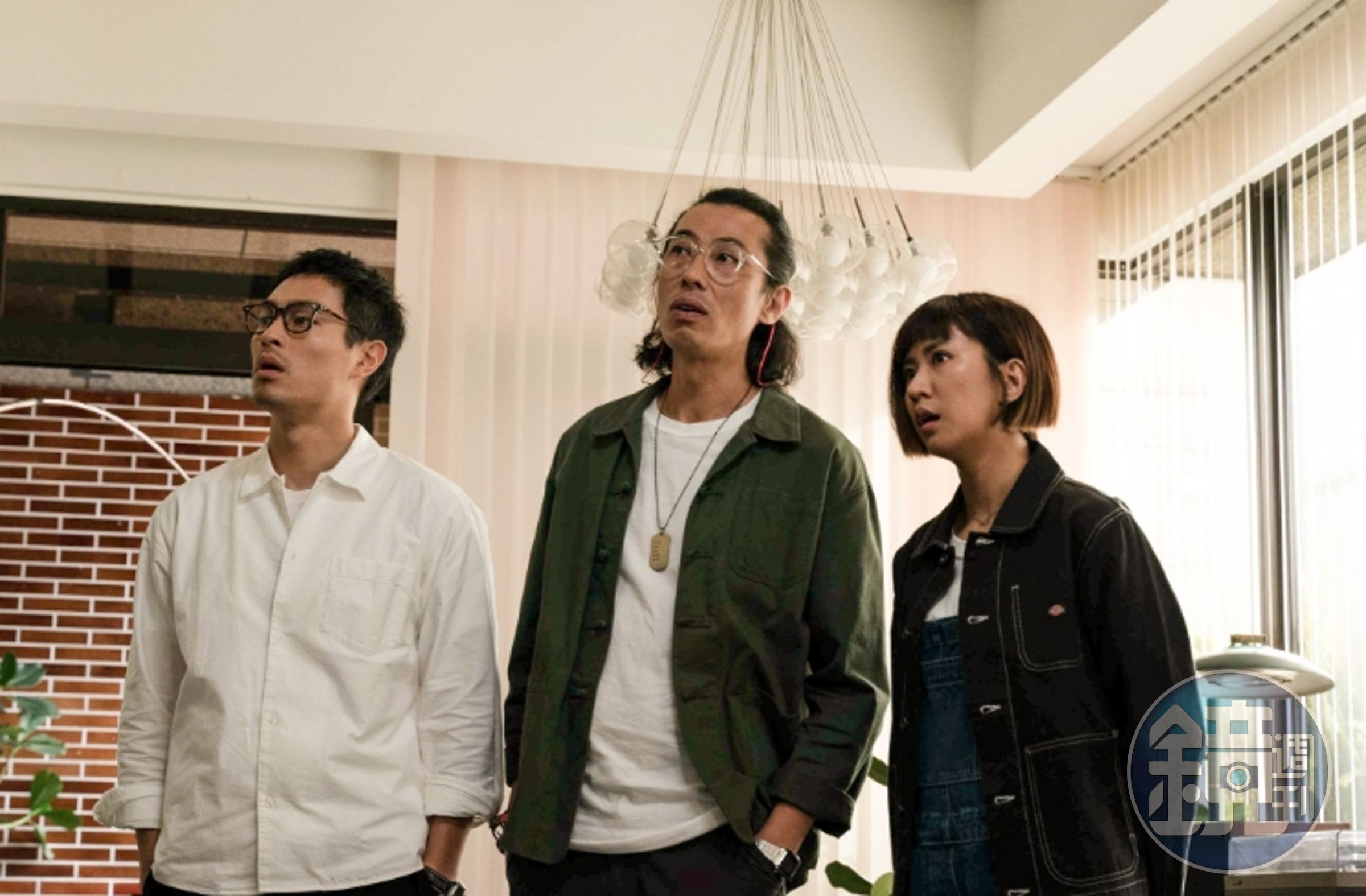《接招吧!製作人》故事結合音樂與職場生存,誤入音樂圈的9m88(右)和王牌製作人楊祐寧(左)、錄音師馬念先(中)逐漸培養出革命情感。(壹壹影業提供)