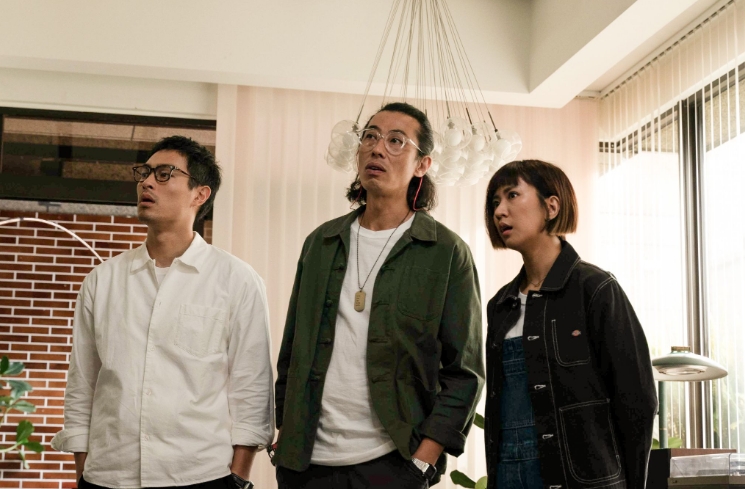 《接招吧!製作人》故事結合音樂與職場生存,誤入音樂圈的9m88(右)和王牌製作人楊祐寧(左)、錄音師馬念先(中)逐漸培養出革命情感。(壹壹影業提供)