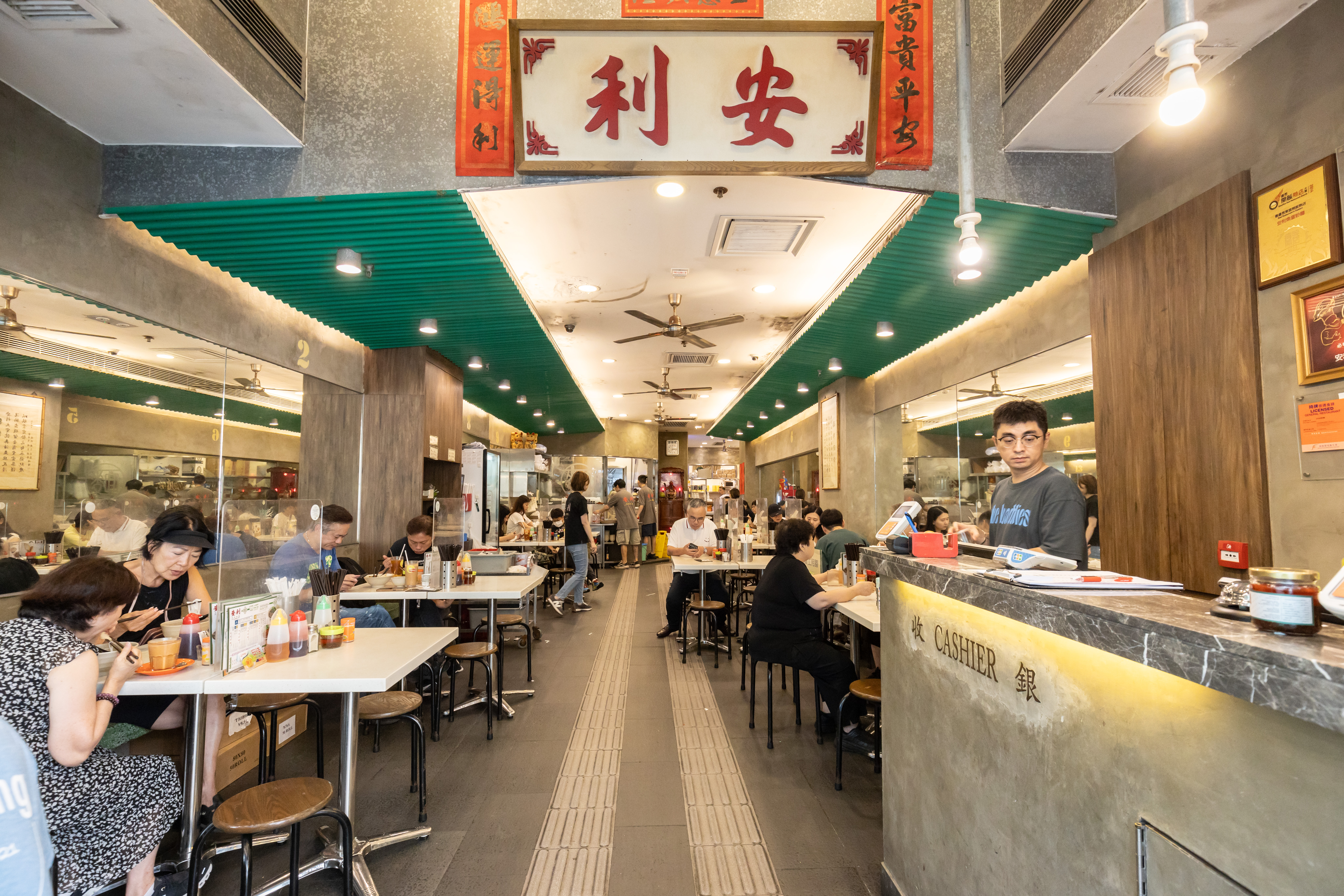 店面在2014年曾將室內重新裝修，用餐空間乾淨且寬敞舒適。