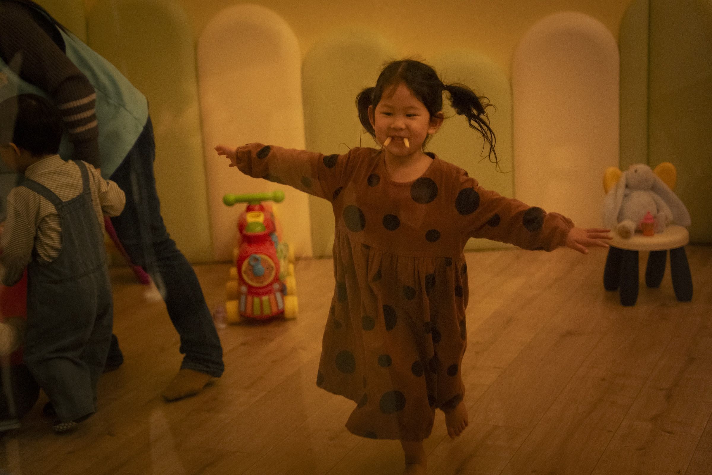 黃迪揚女兒也入鏡《欠妳的那場婚禮》,成為被他領樣的孩子。公視