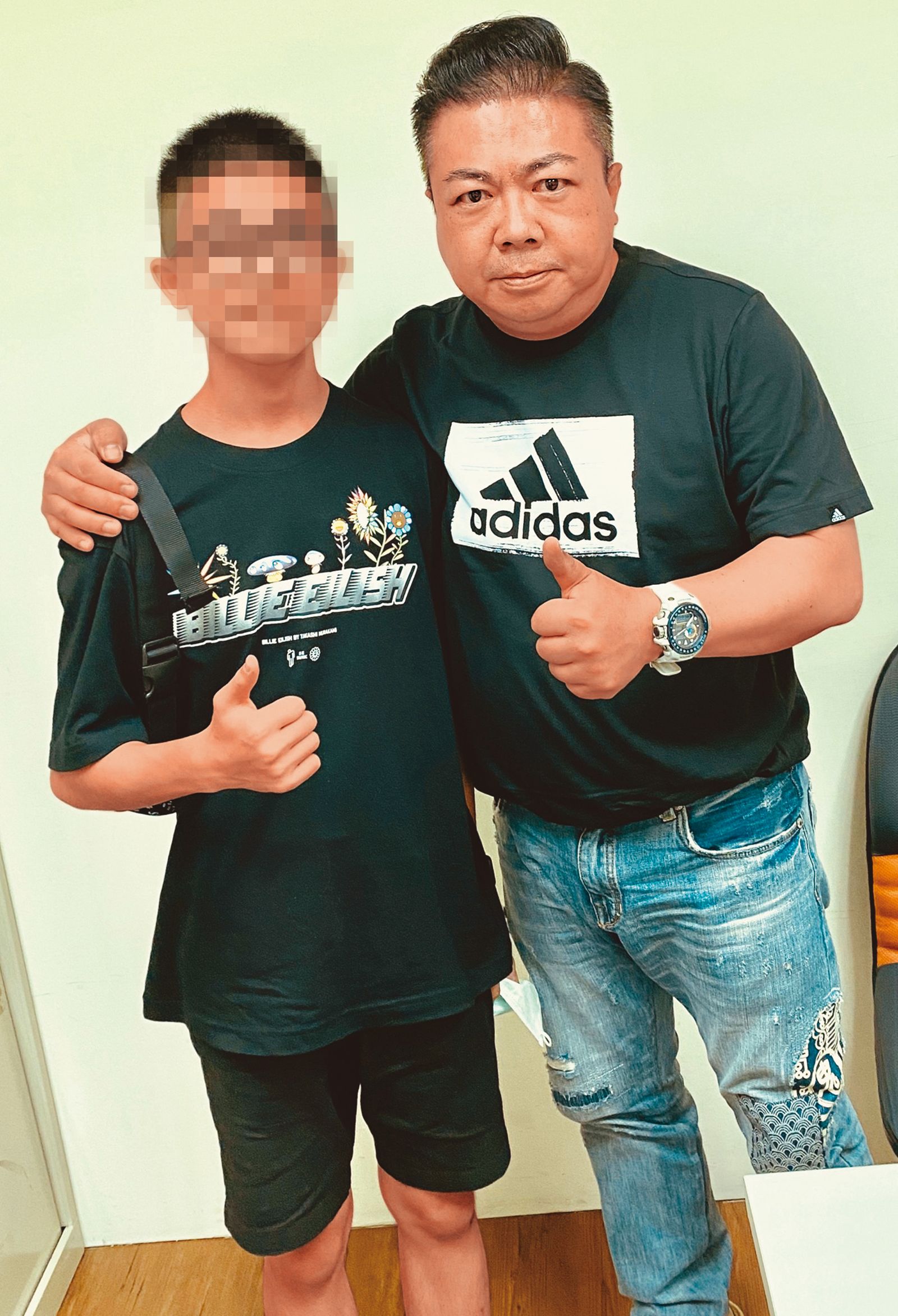 董至成（右）因為對媒體膨風，讓兒子（左）不開心。 （翻攝自董至成-董月花臉書）