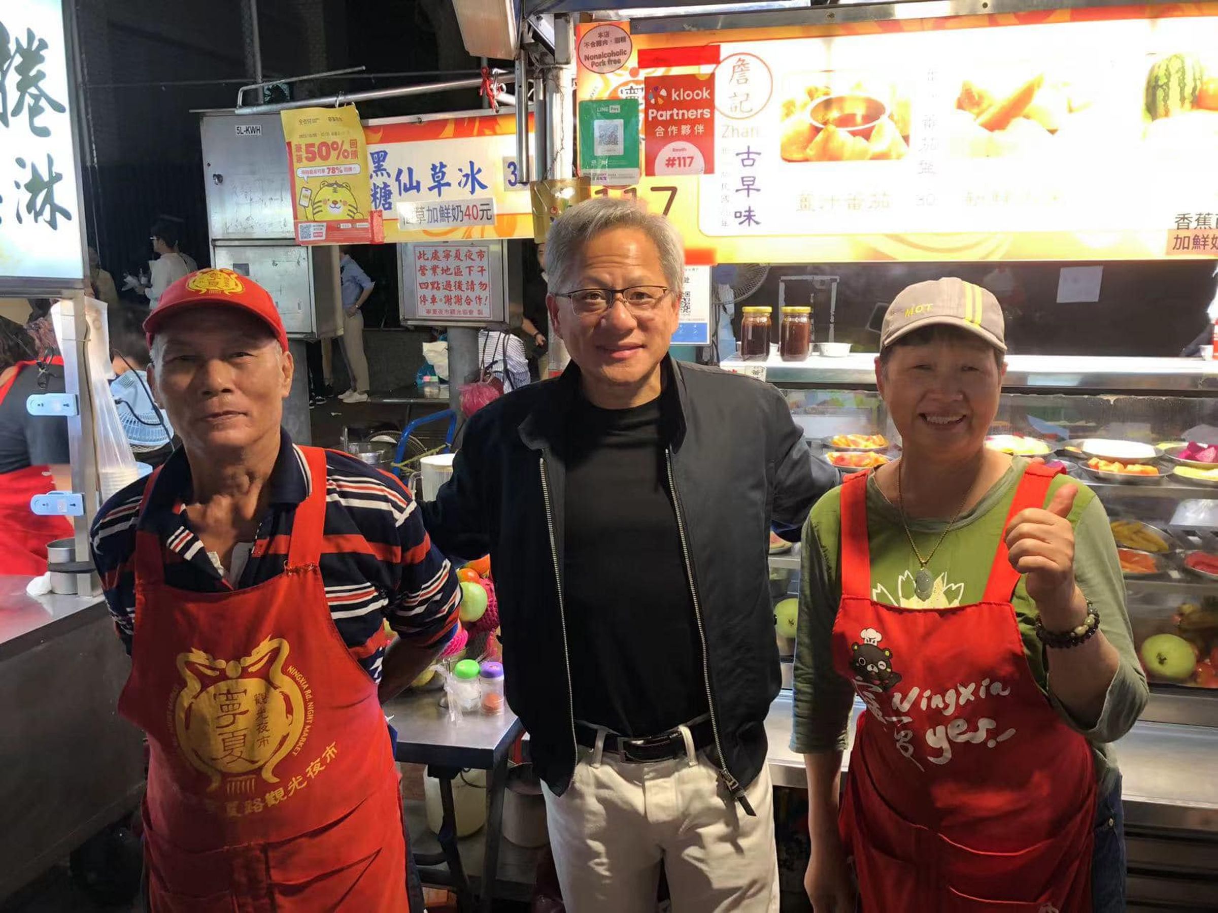 「AI教父」黃仁勳昨晚現身寧夏夜市，還有攤商po出合照。（翻攝自寧夏夜市 詹記水果臉書）