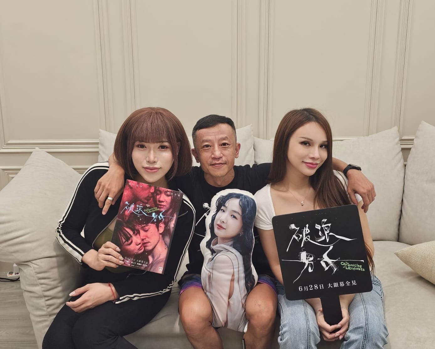 《破浪男女》左起網紅Chloe、導演楊雅喆、小A辣直播大談各種麻辣話題。（双喜電影提供）