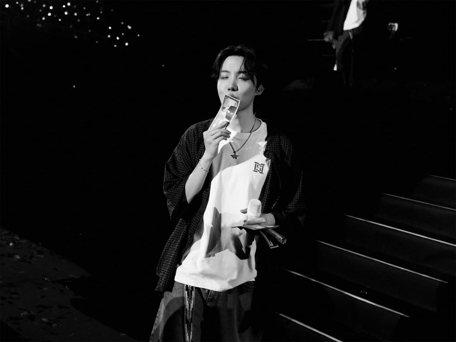 J-hope演唱會撒出多種紙花造型,甚至有印上他姓名的「厚幣」。(翻攝j-hope INS)