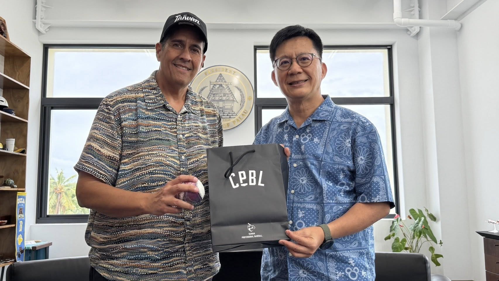 張廖萬堅六月底訪問帛琉出席泛太平洋運動會，帶了台灣職棒的帽子送給總統惠恕仁。（翻攝張廖萬堅粉絲專頁）