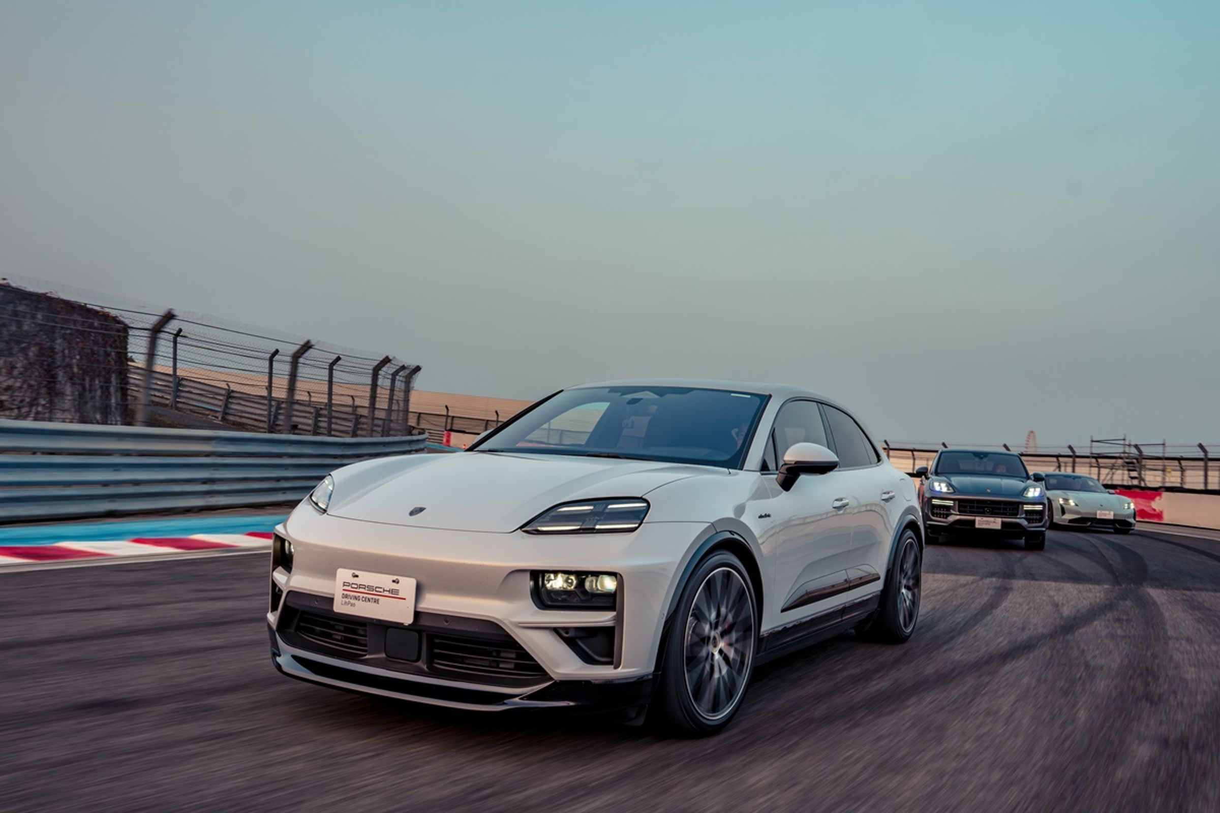 Macan 在連續彎道中的靈活度超越一般電動 SUV 的刻板印象，保時捷工程團隊透過底盤設定，讓這款 SUV 兼顧家用舒適性與運動化操控，為電動 SUV 開創新的駕馭標準。