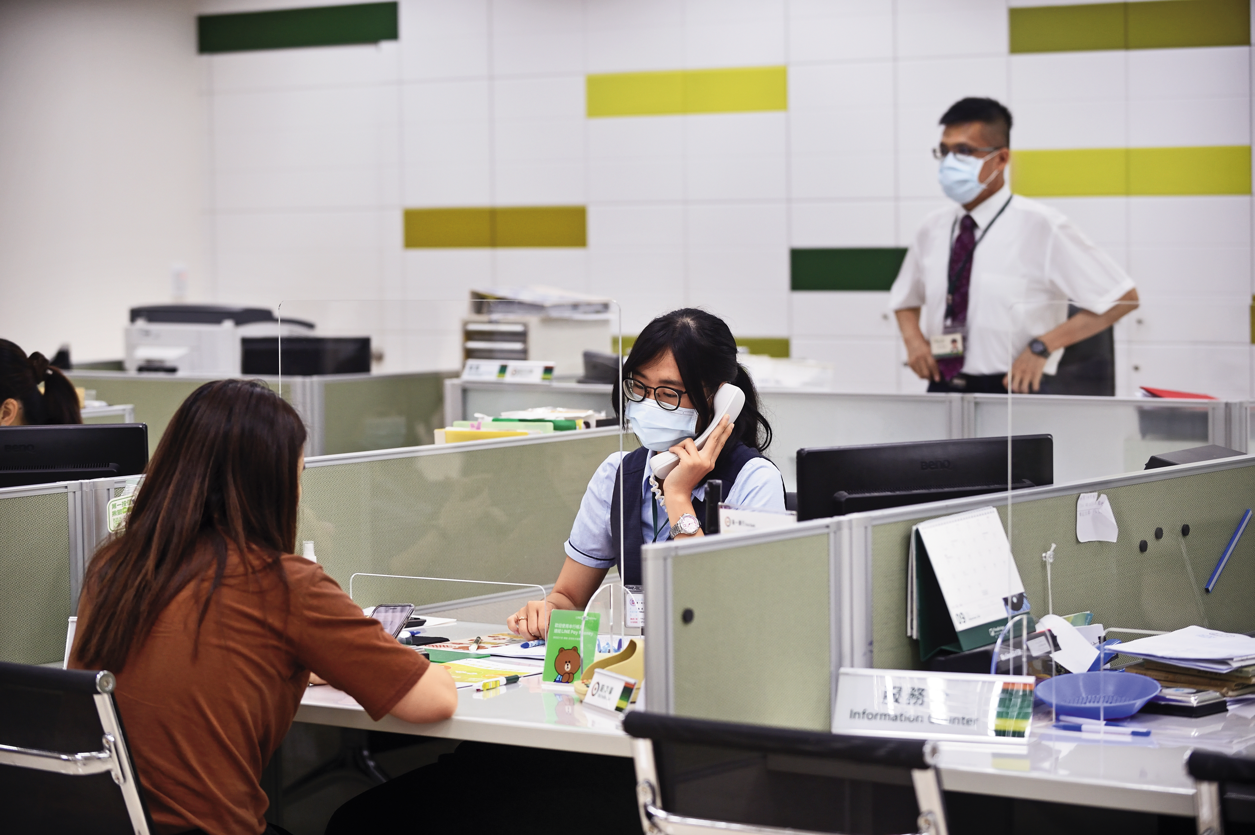 專家提醒,不可輕信詐團話術,前往銀行設定「約定帳戶」,將帳號、密碼給陌生人也都是大忌。