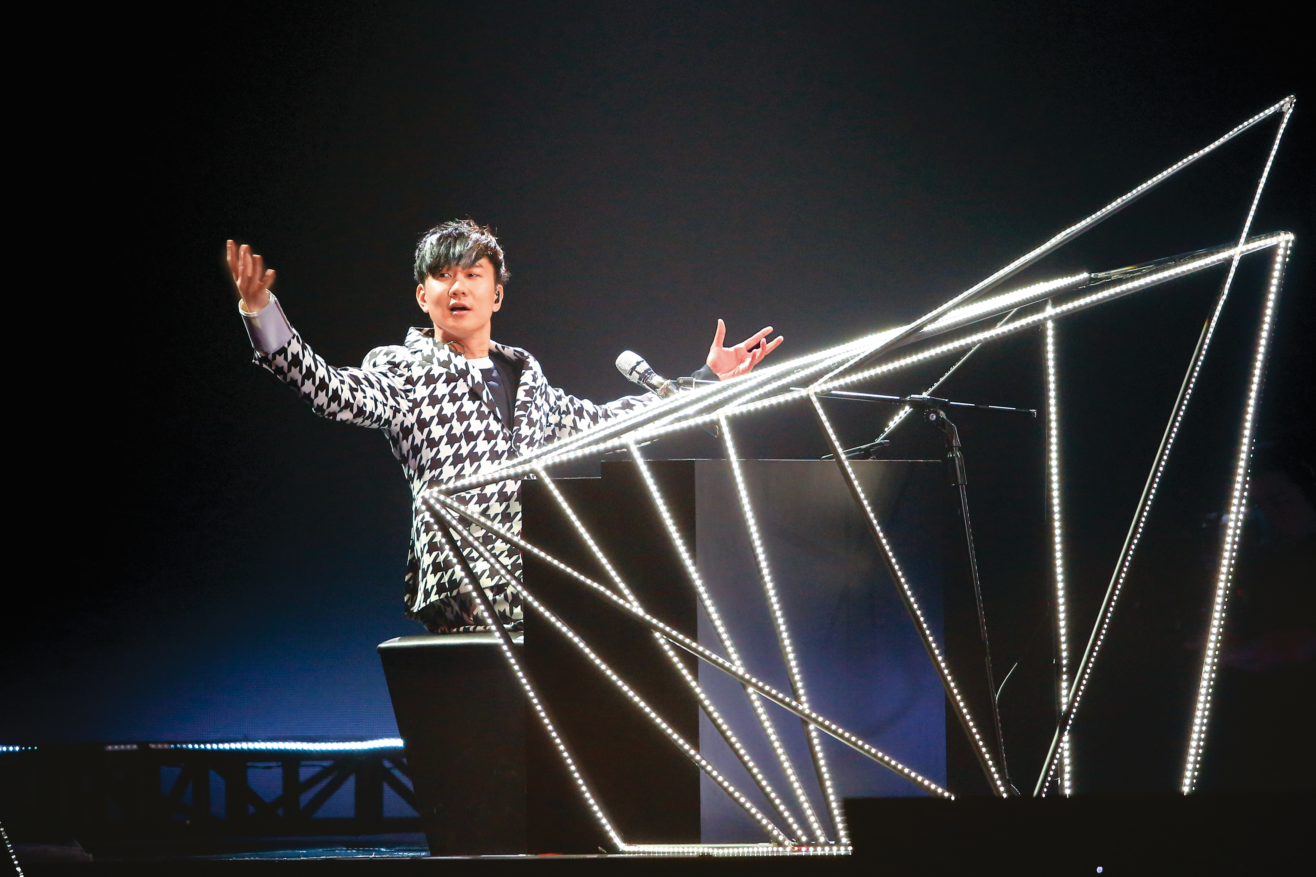 JJ林俊傑已有兩年沒在台灣開唱，就有粉絲敲碗他趕快攻蛋開演唱會。