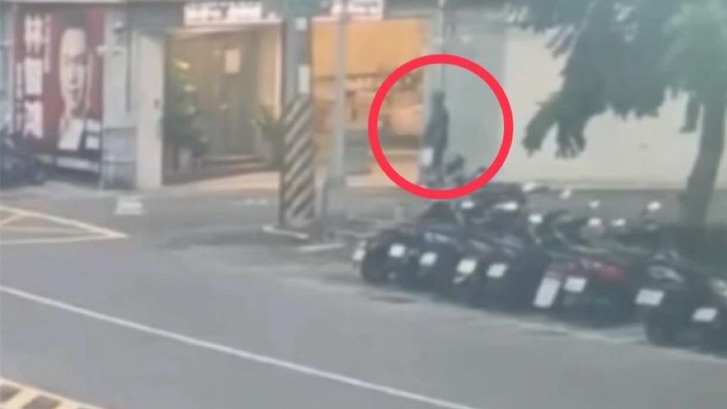一名男子趁著四下無人時進入高雄市鳳山區一處四面佛佛舍,大力搖晃並破壞功德箱,拿走裡面1萬多元香油錢。(翻攝畫面)