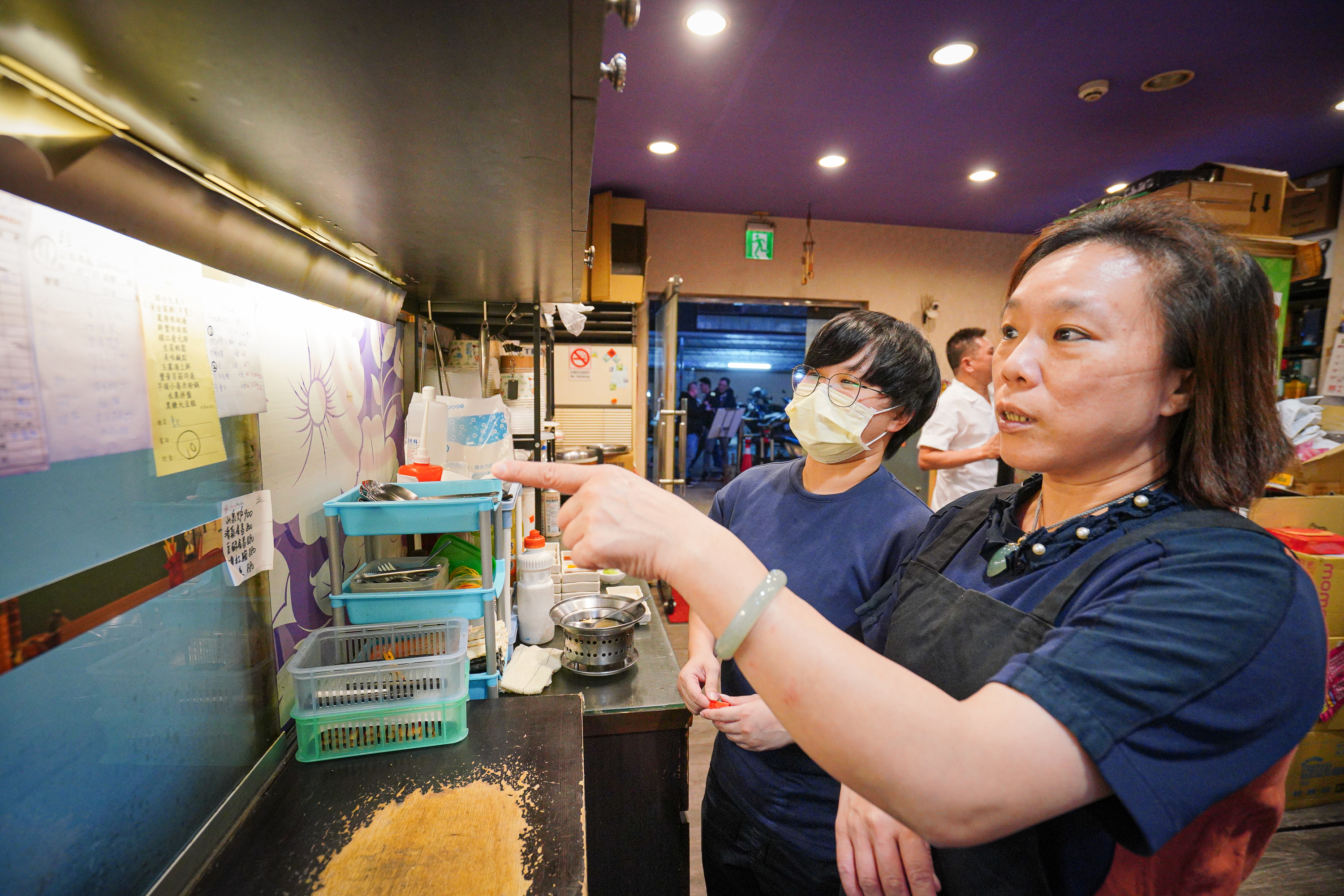 週五、週六沒有提前預約很難訂到位。不到六點,老闆娘李淑燕已經忙翻了。