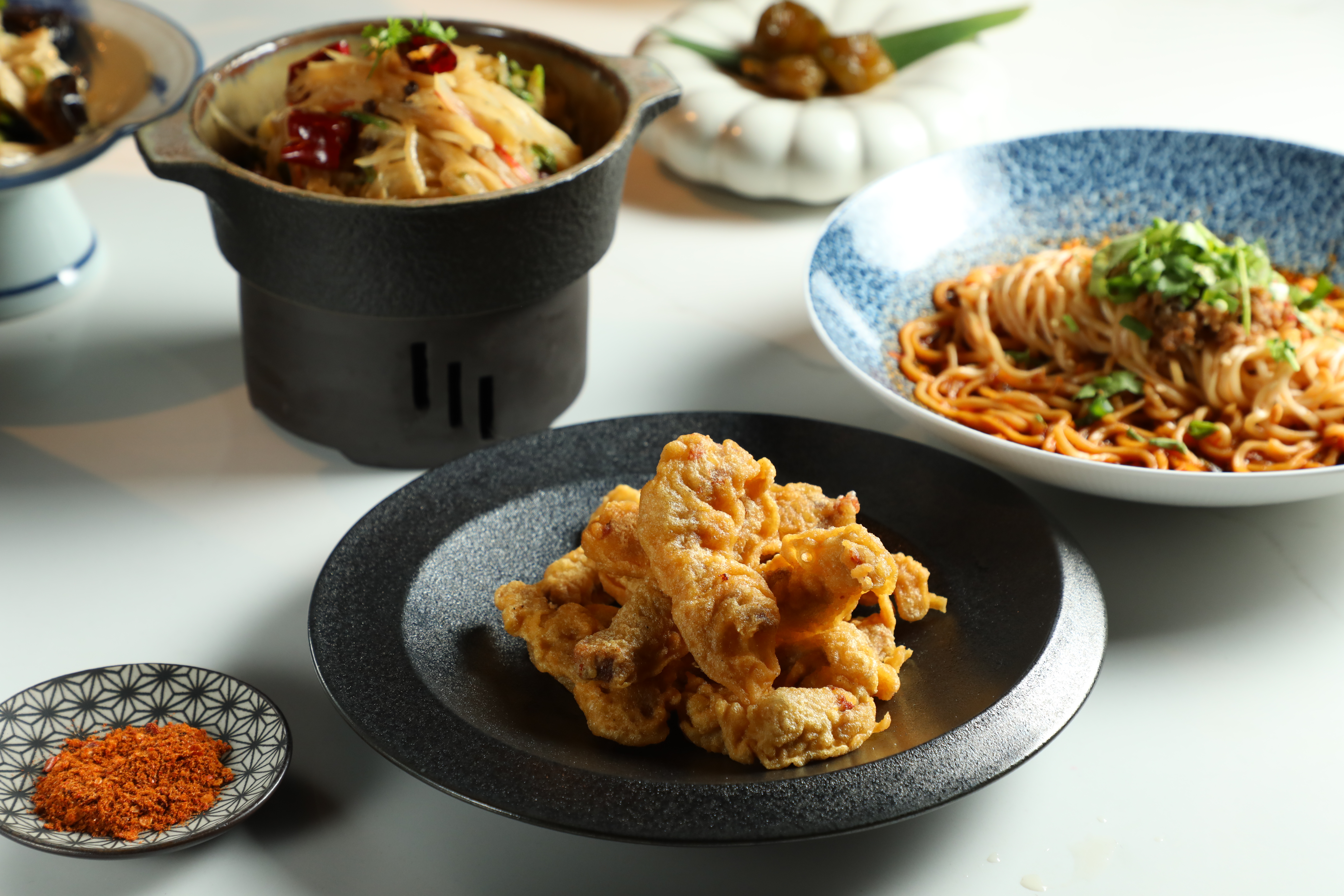 現炸的「重慶小酥肉」香甜可口。（前，188元／份）