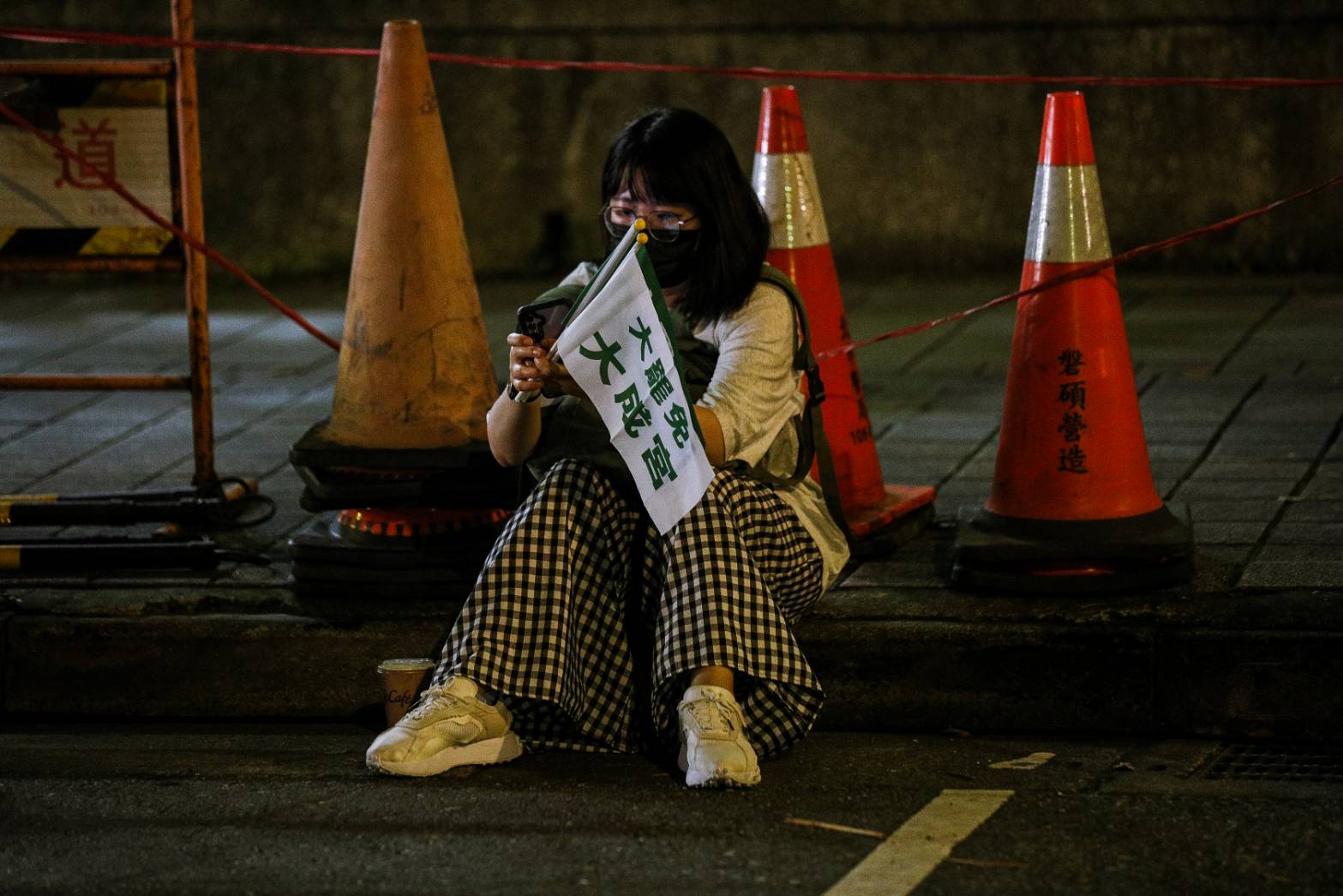 726大罷免25案慘遭完封，前綠委建議政院將普發現金額度，加碼至5萬元。（鏡報鄒保祥攝）