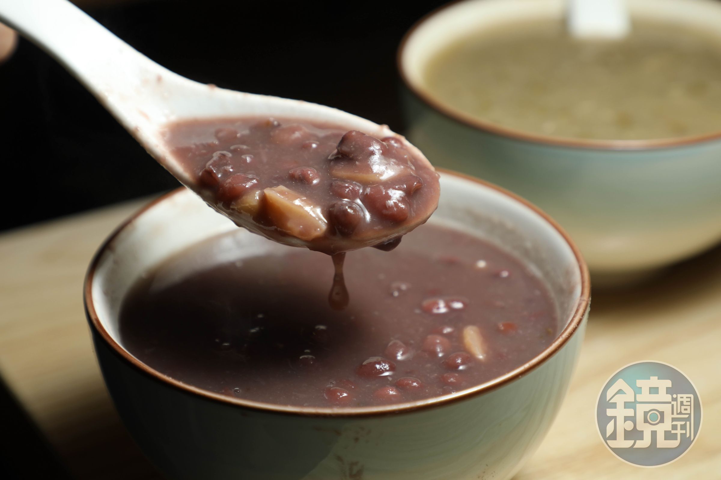 「蓮子陳皮紅豆沙」的紅豆以慢火熬煮至綿密，再加入陳皮提味，是經典港式糖水代表。（港幣32元／碗，約NT$131）