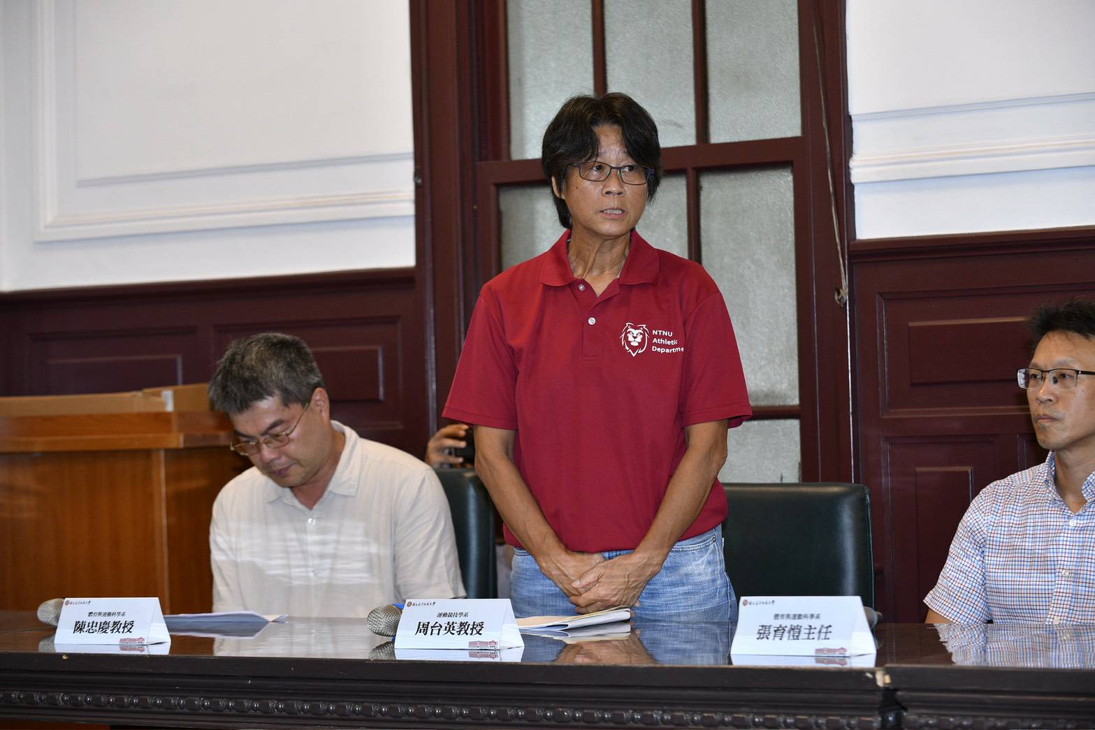 教練周台英於記者會上公開道歉，前隊員則力挺其私下援助學生的舉動，引發外界討論。（鏡報李智為攝）