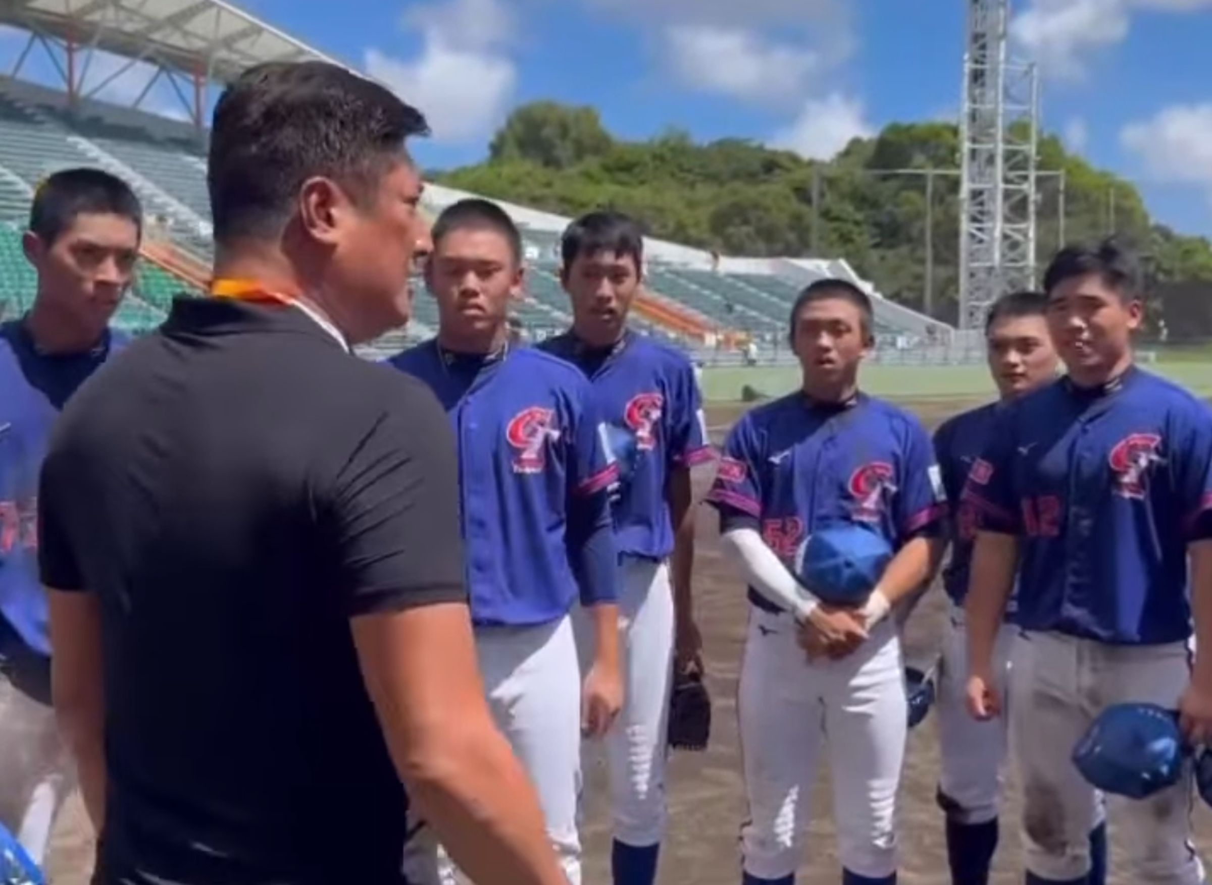台灣隊在本屆U18世界杯奪下季軍,棒球協會理事長辜仲諒也親自現身祝賀。(翻攝自緯來新聞網)