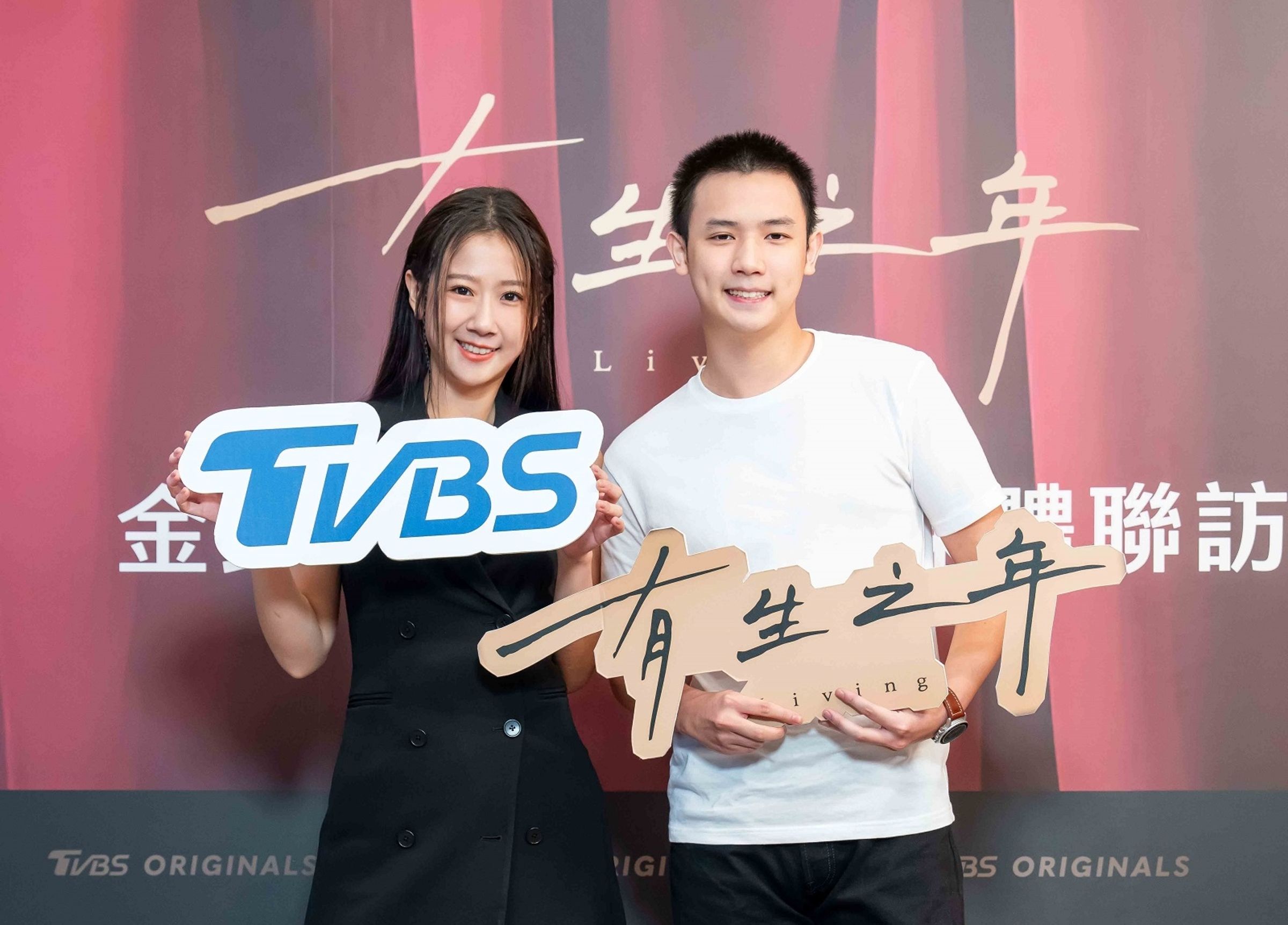 方志友(左)與謝展榮連袂出席聯訪。(TVBS提供)