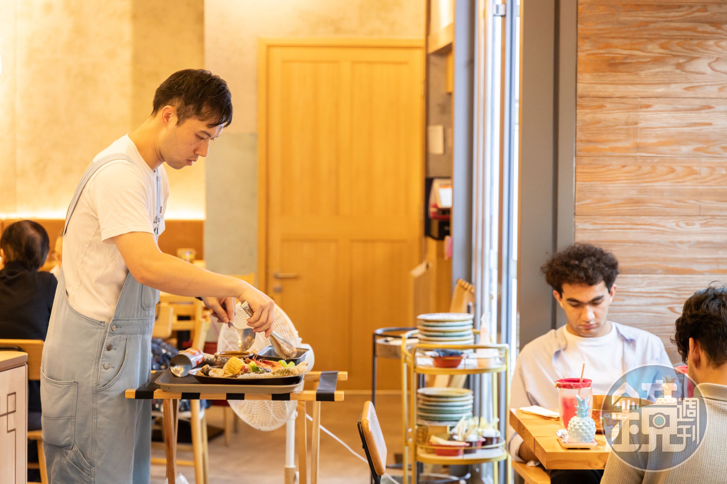店員會在餐邊進行搖袋表演與點火炙燒。