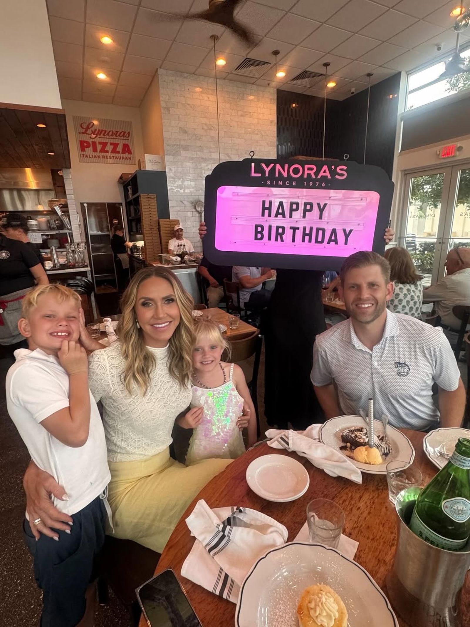 艾瑞克（右）和妻子拉拉（左二）到披薩店為女兒過6歲生日。（翻攝laraleatrump IG）