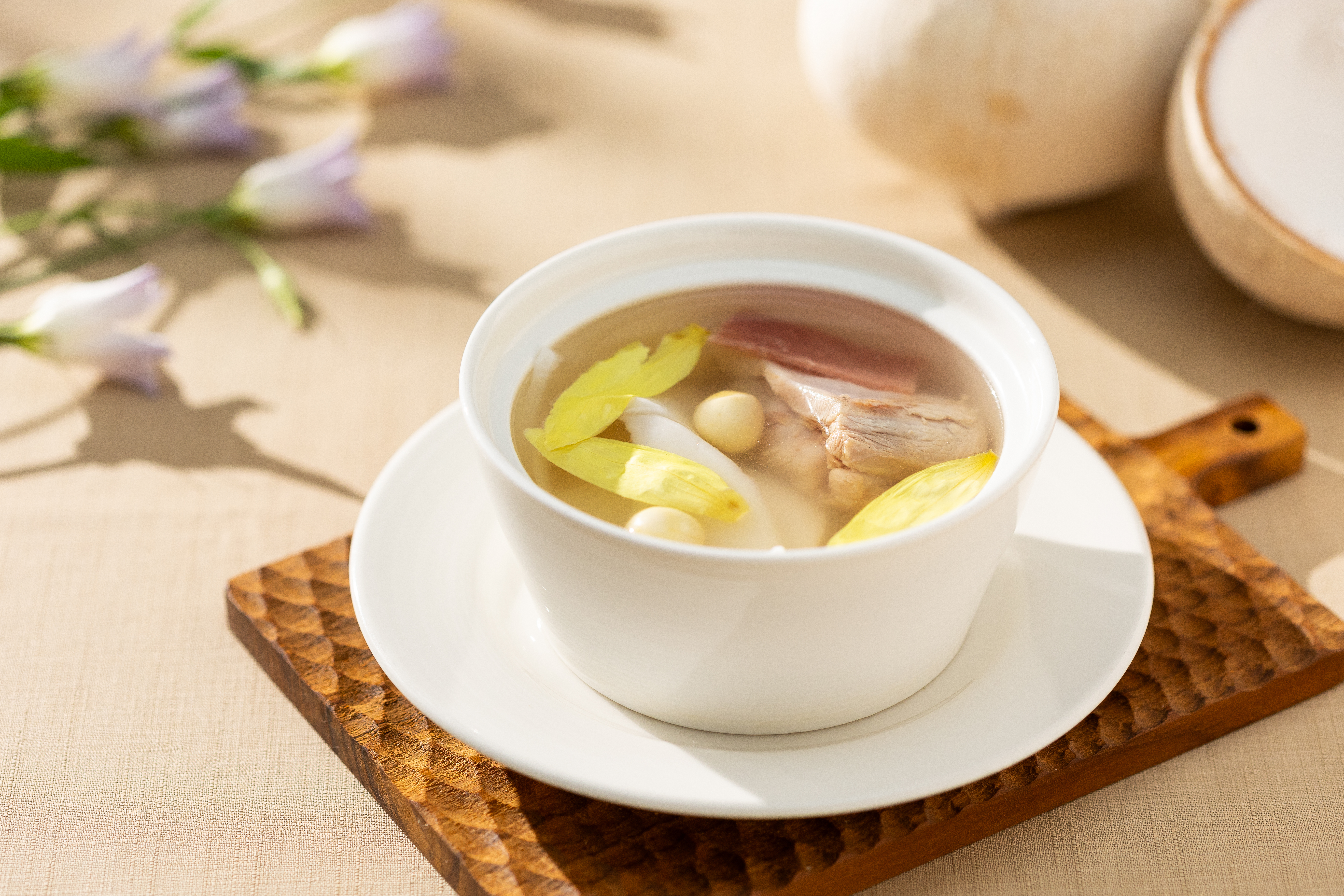 「清椰蓮香燉雞湯」以鮮甜湯底添入椰汁、椰肉與香水蓮花的甘潤與淡雅香氣,呈現出「清而不淡,雅而不俗」的細緻層次。