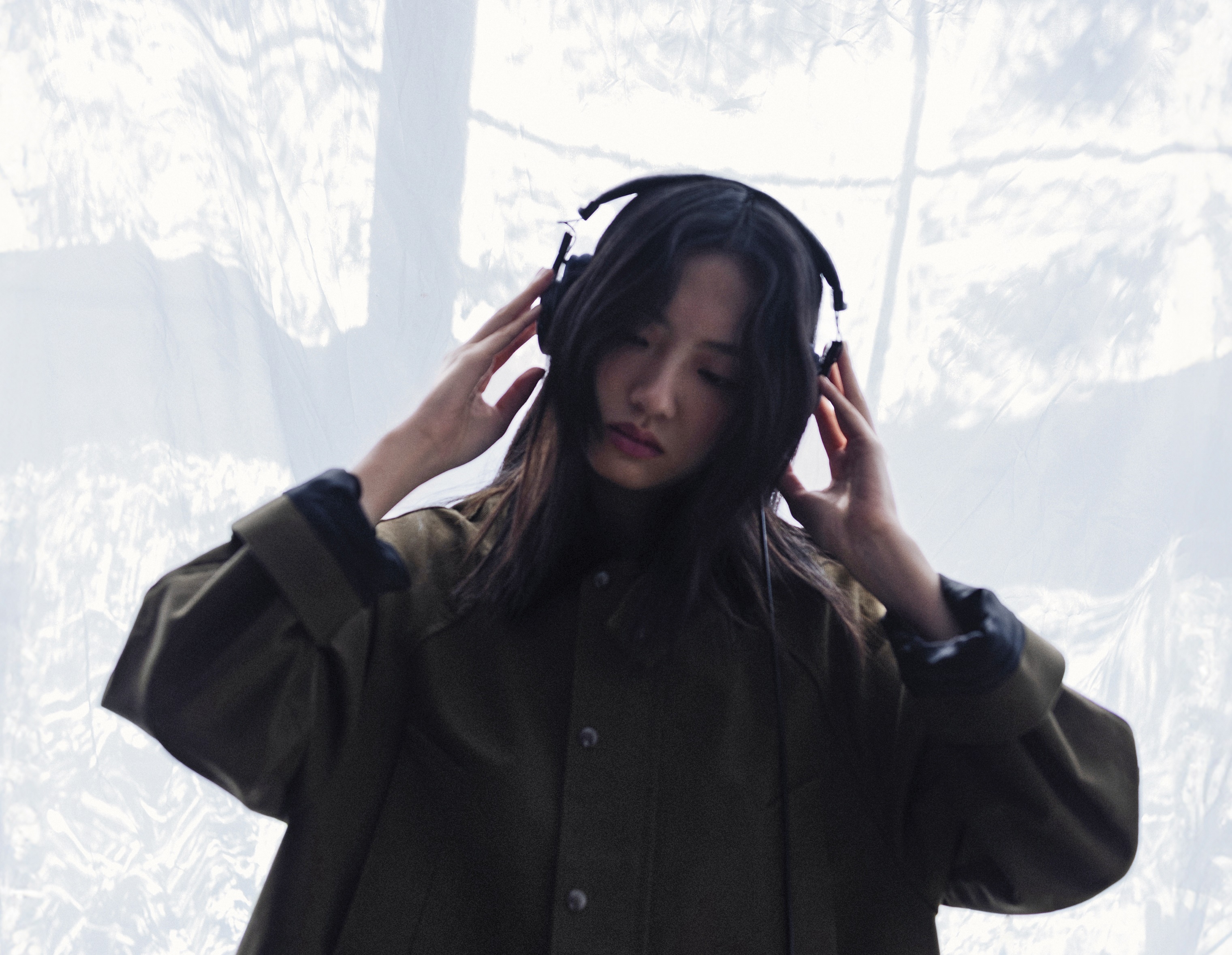  橄欖綠長夾克 NT$99,000 by Loewe。