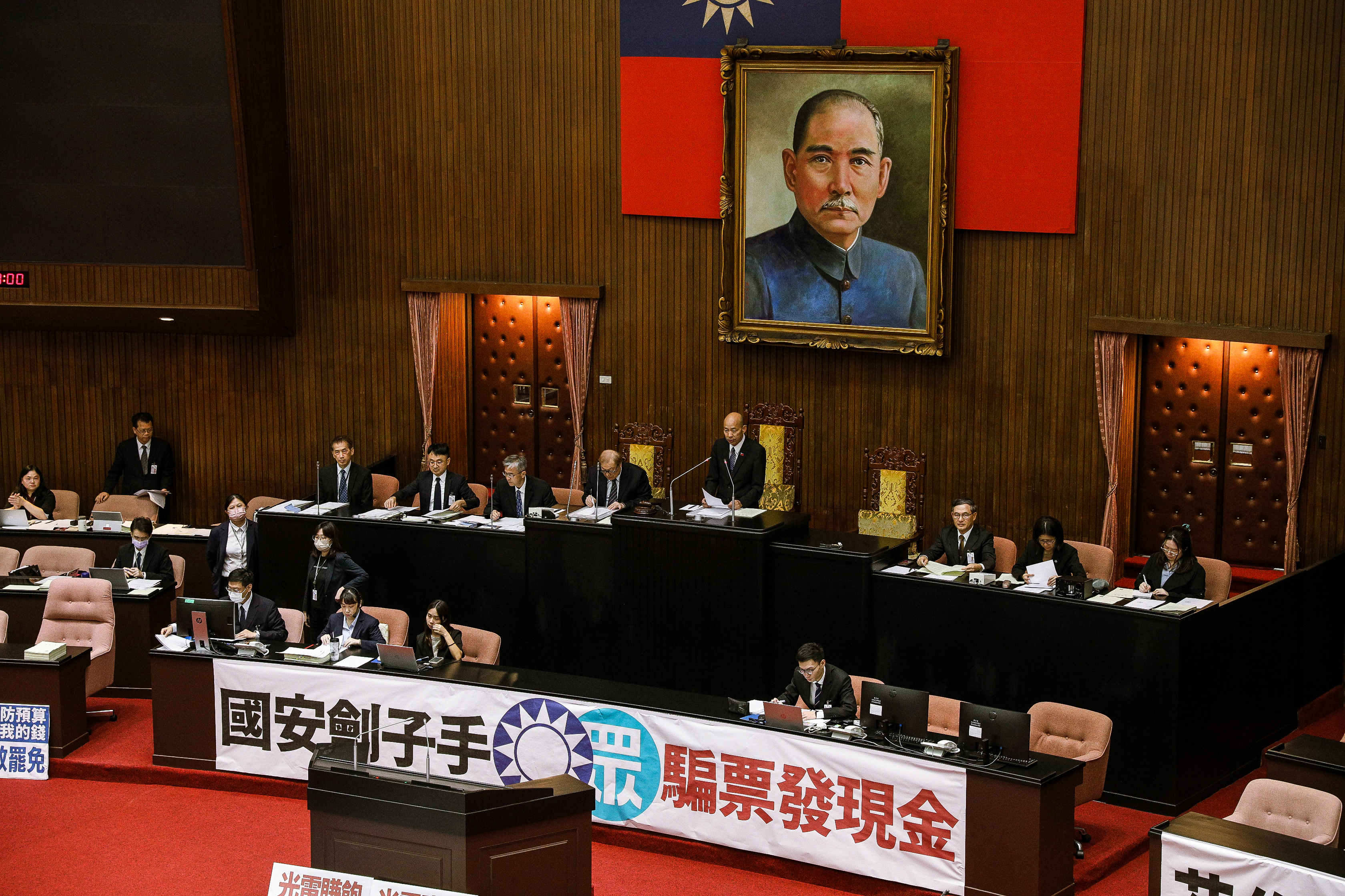 立院三讀通過國民黨《因應國際情勢強化經濟社會及民生國安韌性特別條例》，確定每人普發1萬元現金並刪除撥補台電1,000億元預算。（鏡報鄒保祥）