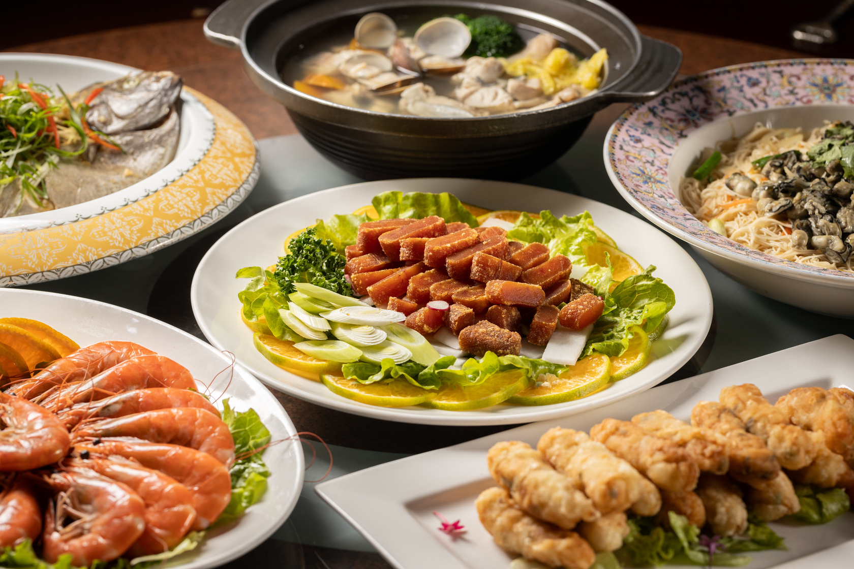 「樺榮海鮮餐廳」因地利之便，可以有最新鮮的海產、鮮魚入菜，圖為8,800元年菜套餐。