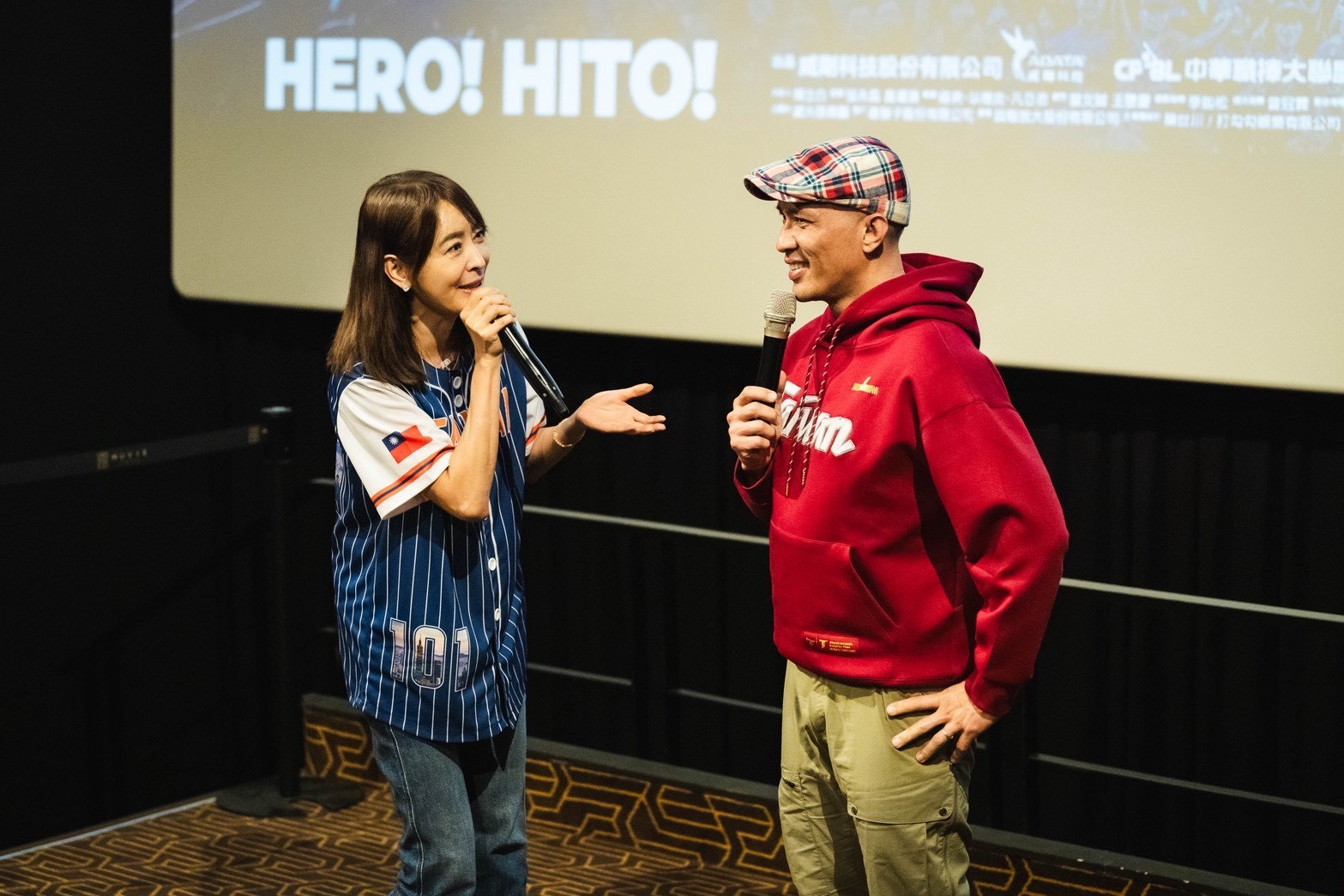 賈永婕（左）和導演龍男・以撒克・凡亞思（右）分享《冠軍之路》觀影心情。（牽猴子提供）