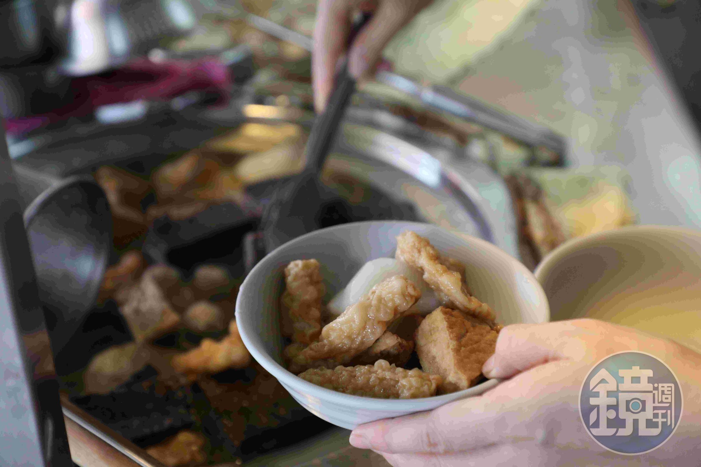 老闆細心地挑揀食材放入碗內。