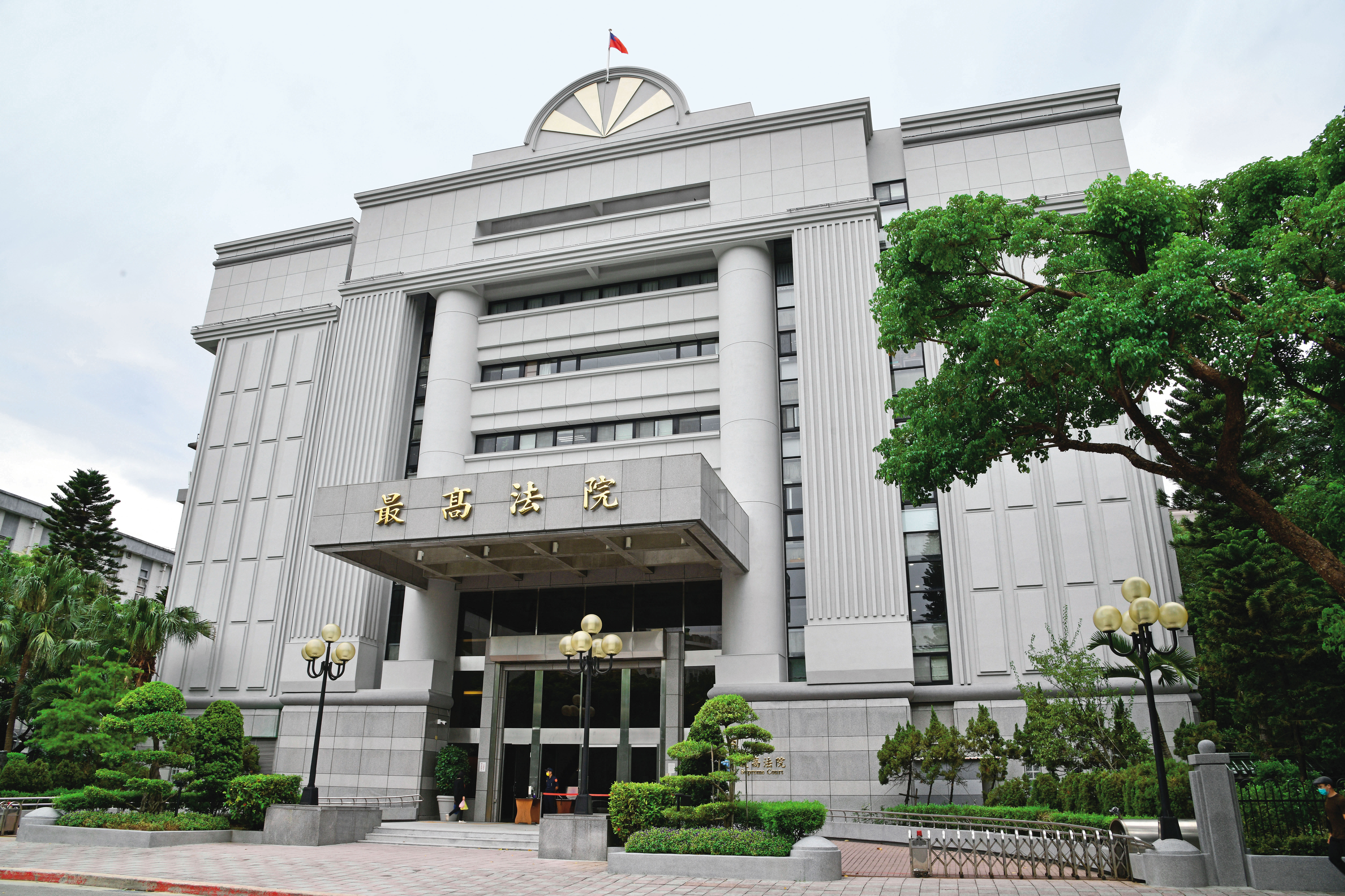 最高法院認定鄭文逸案二審判決有14項瑕疵卻未發回，引發被告不滿。