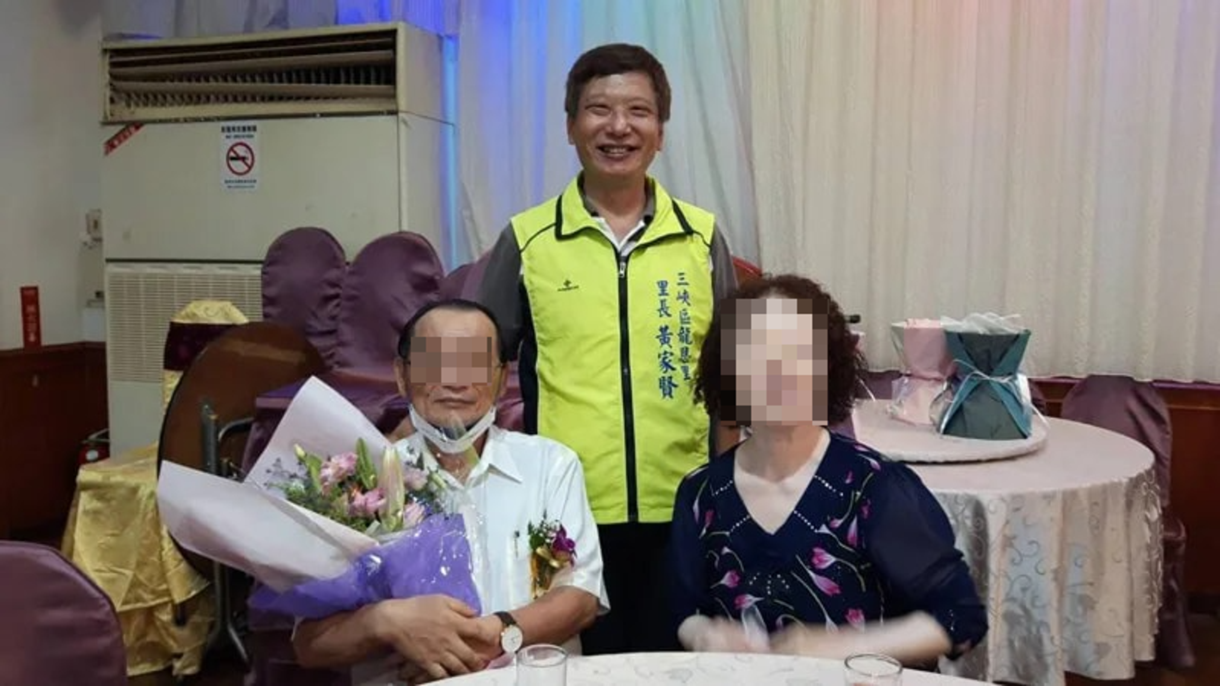 肇事的余姓老翁（左）2022年時獲得模範父親殊榮，平時為里內志工，後方中間為里長黃家賢。（翻攝畫面）