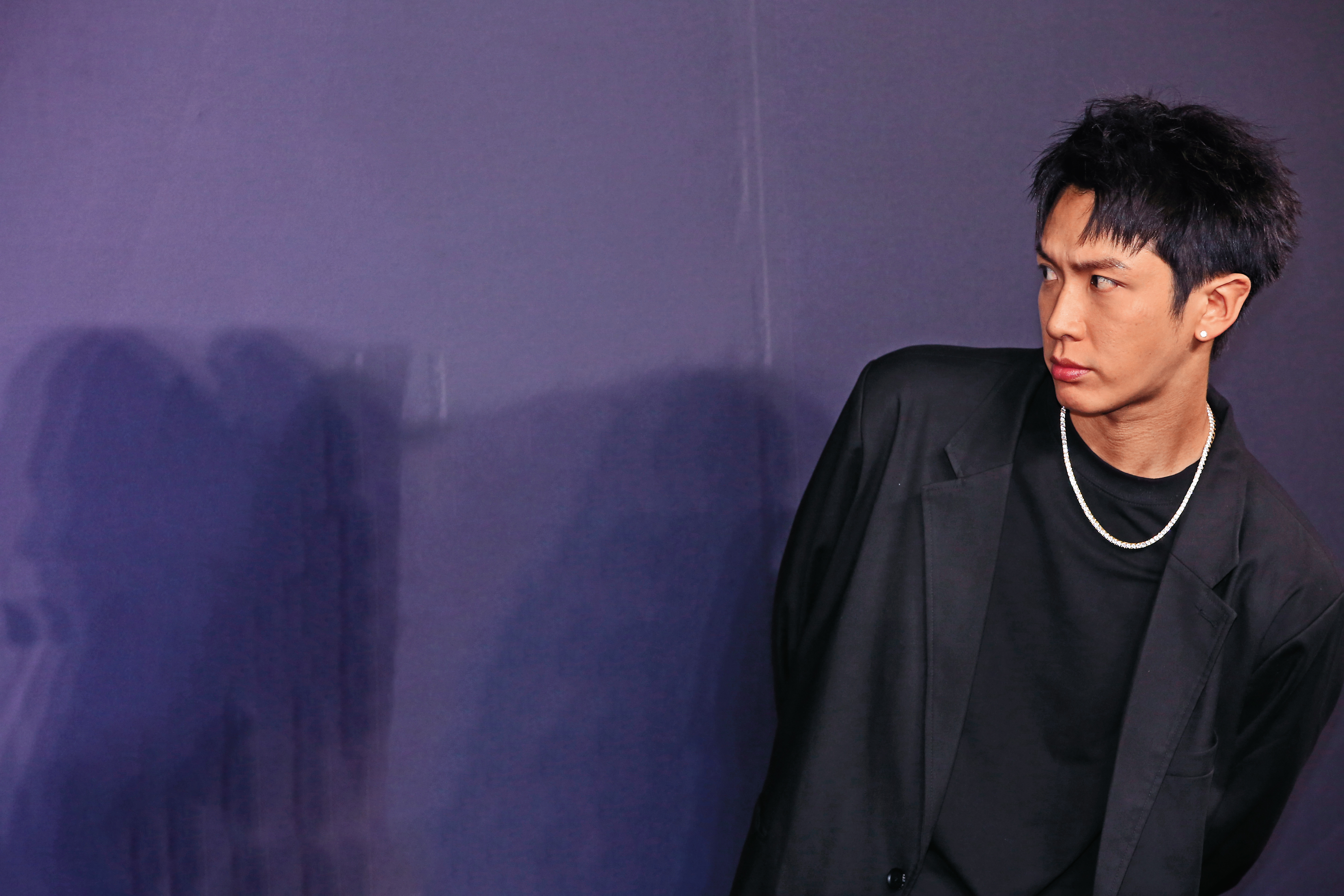 柯震東新戲飾演約砲王，看來平常有在練。（誤）