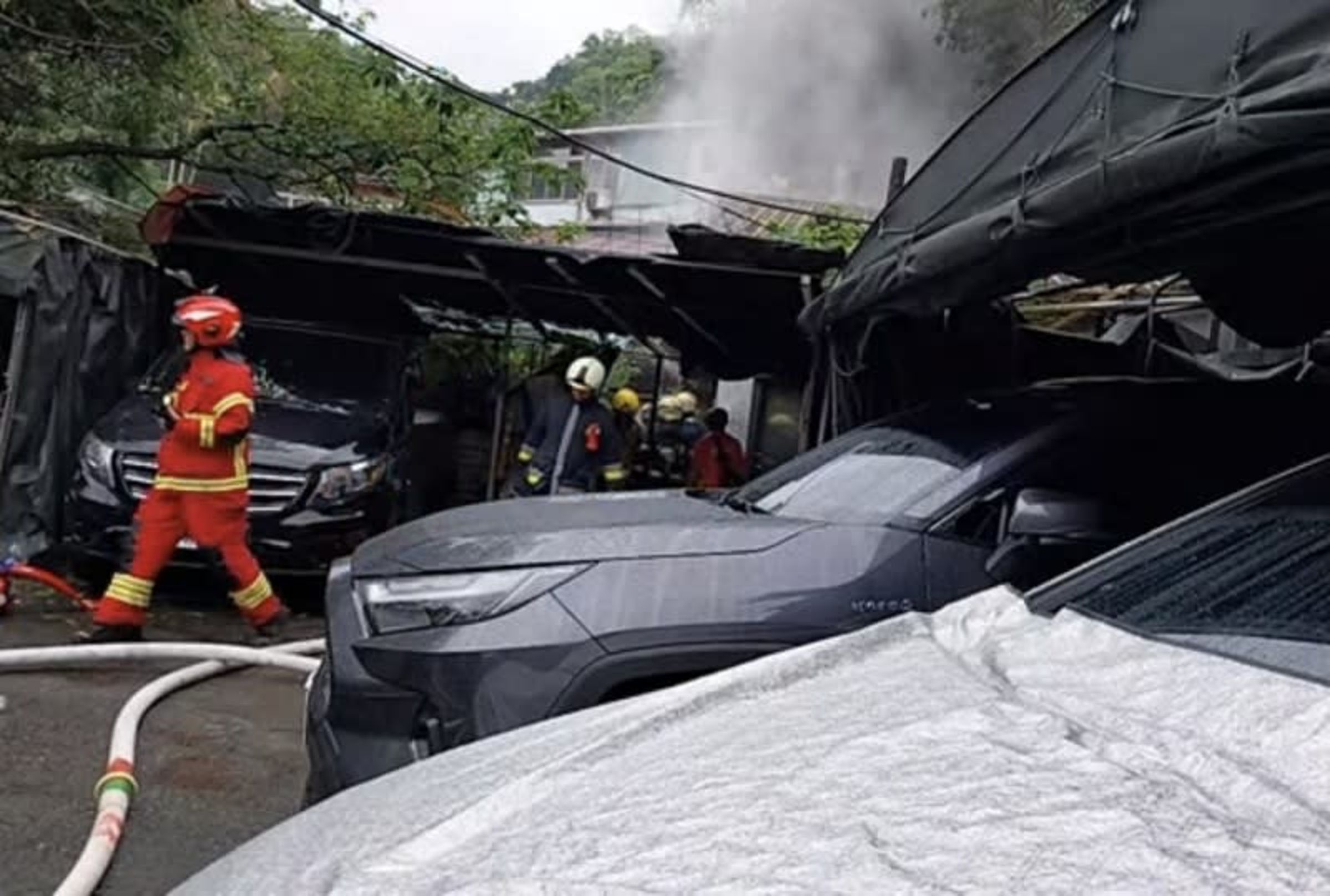 北市信義區一處鐵皮屋民宅今下午發生火警,中風不良於行的住戶不幸葬身火窟。(翻攝畫面)