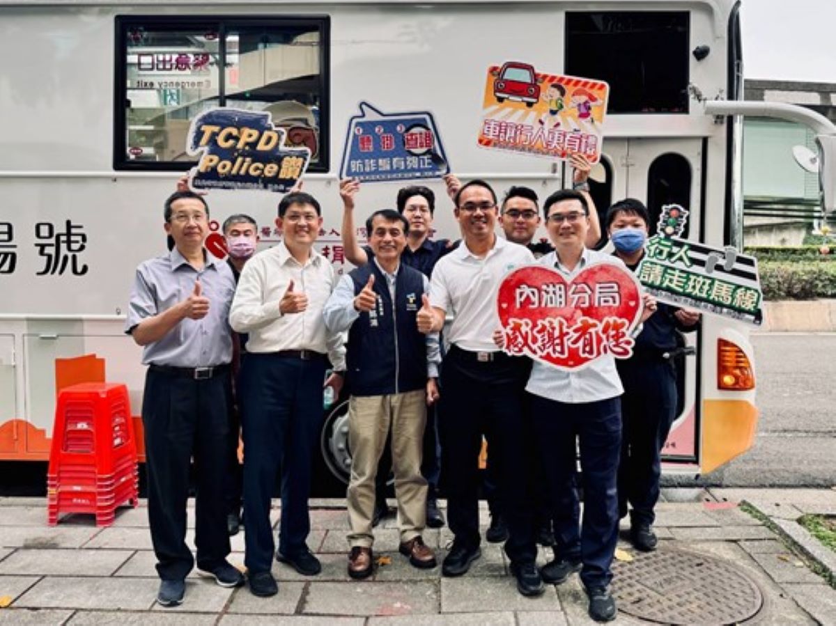 交通局長與內湖警分局勇警一同挽袖捐熱血。（內湖分局提供）