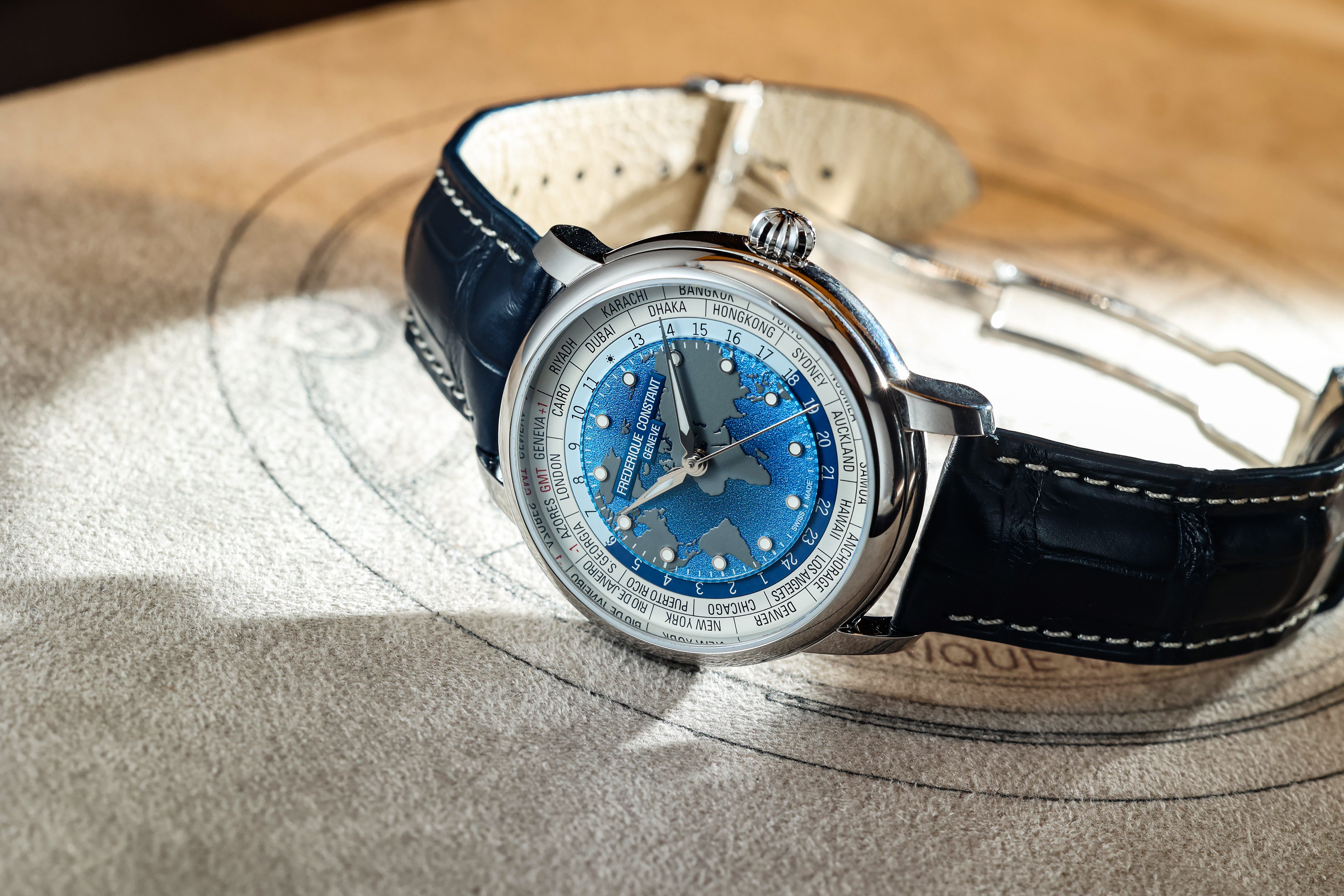 鐘錶與奇蹟 2026／改朝換代芯動力！康斯登全新自製機芯世界時區腕錶