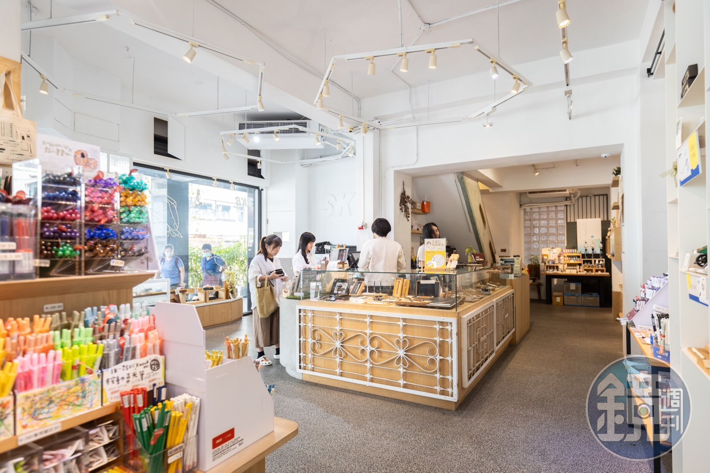 明亮的白色調空間如同乾淨紙張，乘載著店內顏色繽紛的各種文具。